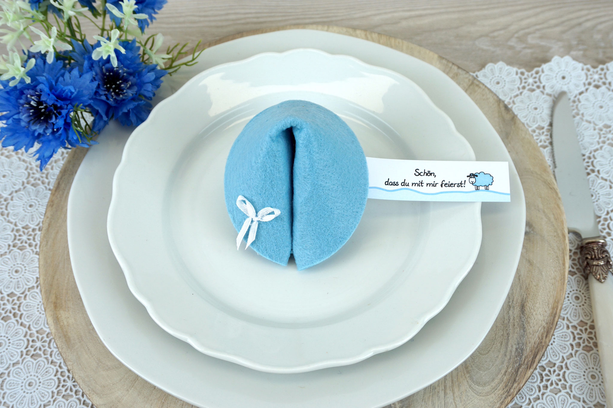Filzkeks groß Hellblau, Fähnchen Design "Schaf"