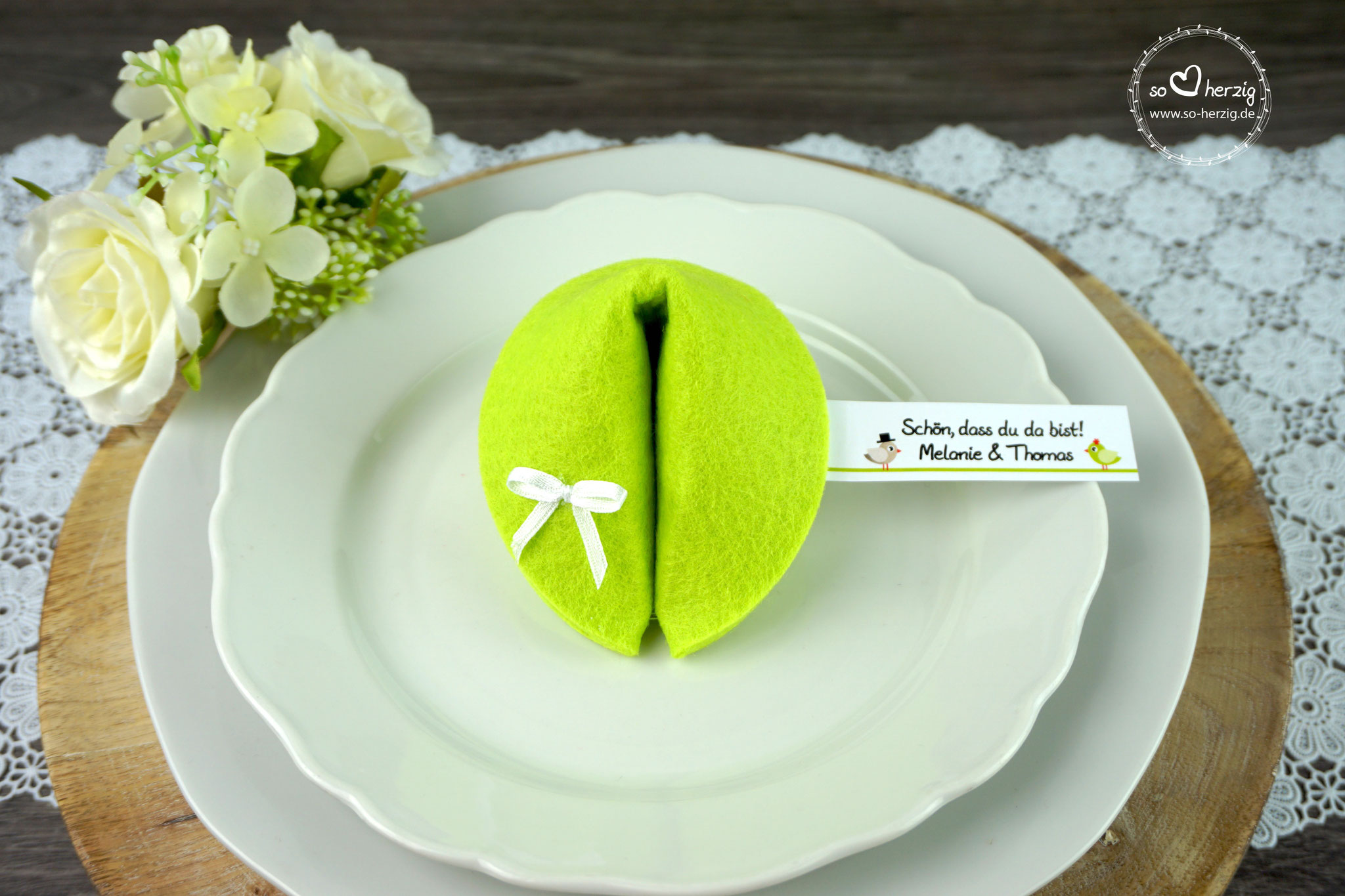 Filzkeks groß - Farbe Pistazie - Fähnchen Design Hochzeitsvögel