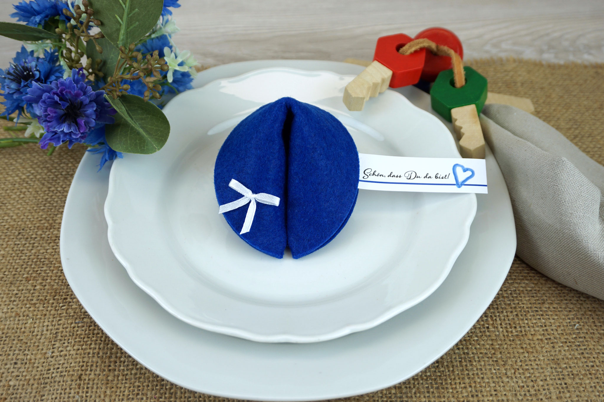 Filzkeks groß Royalblau, Fähnchen Design "Aquarellherz"