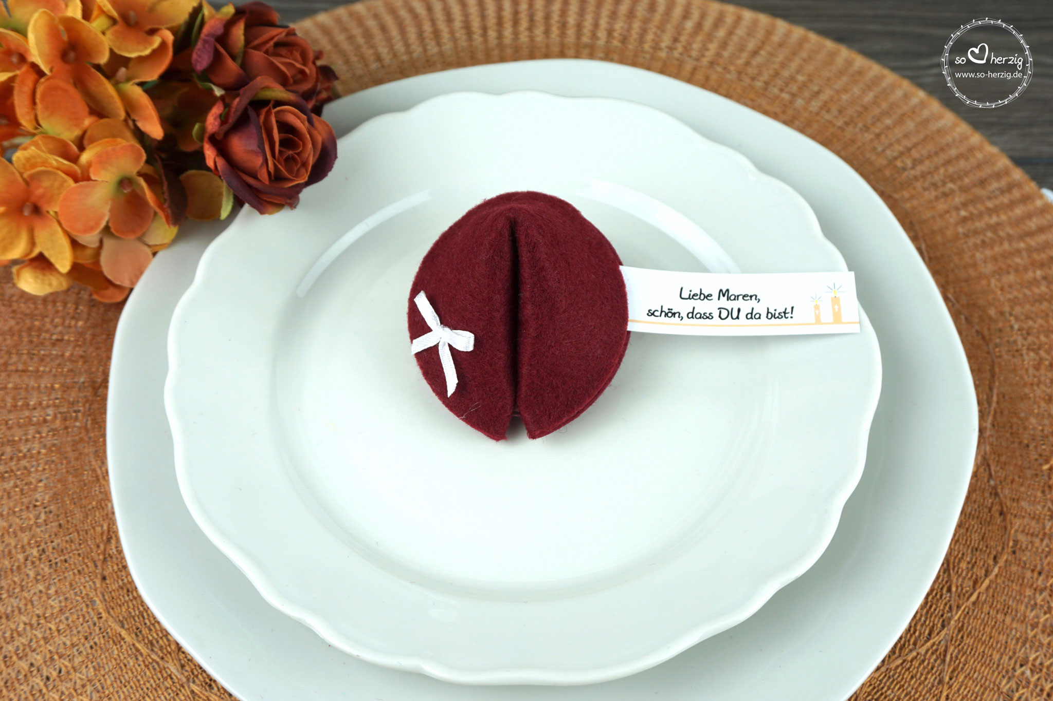 Filzkeks klein Bordeaux, Fähnchen Design "Kerzen"