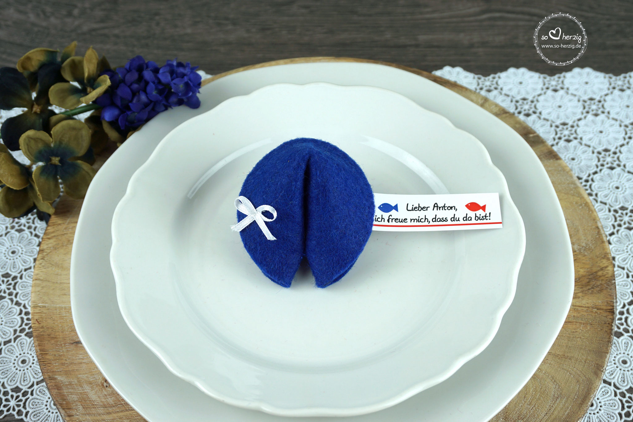 Filzkeks klein Royalblau, Fähnchen Design "Fisch"