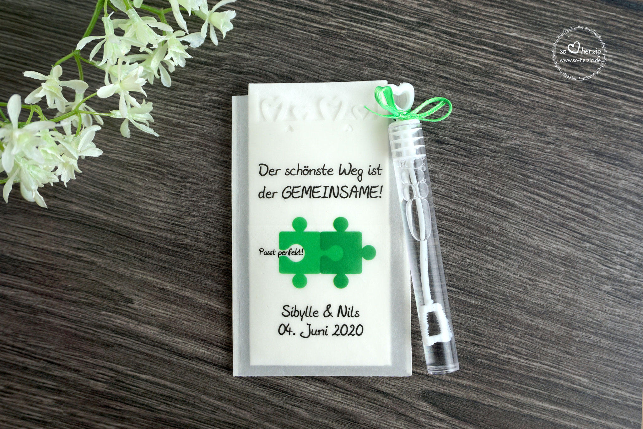 Design Puzzle, Farbe Grün, mit ausgestanztem Herzrand 