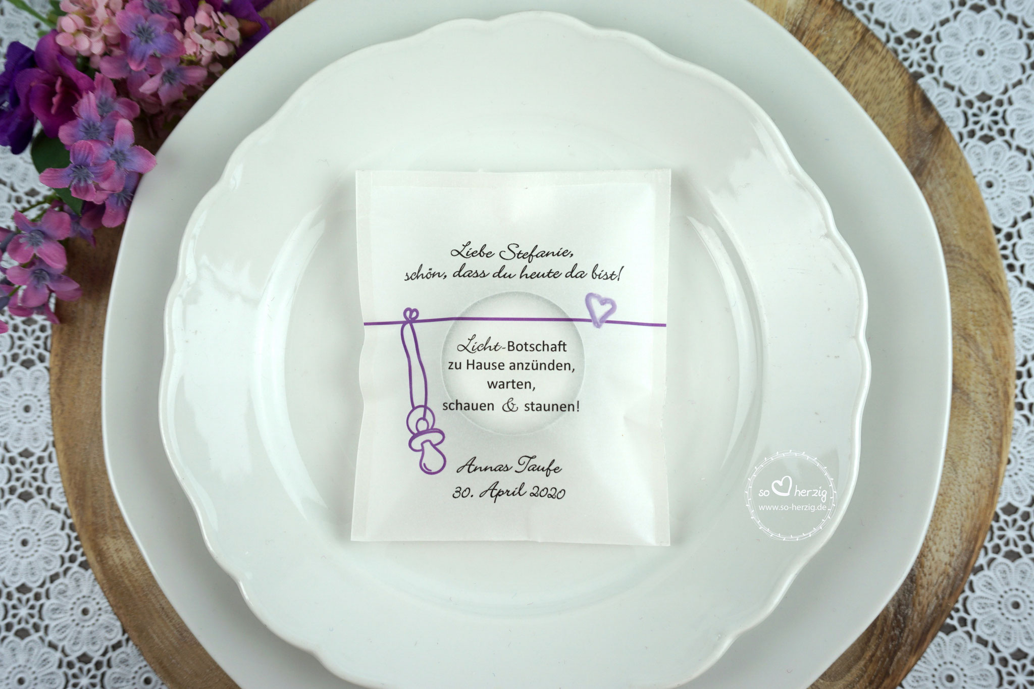 Licht-Botschaft "Verpackung als Platzkarte", Design "Herz" Flieder, Schrift Bickley Script Com