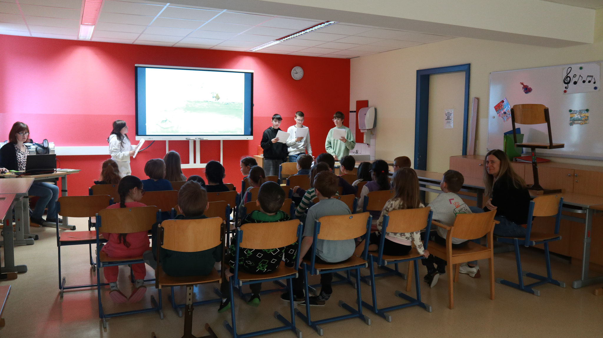 Viel Spass hatte die 1b am Vorlesetag am 28.03.beim Bilderbuchkino in der NMS