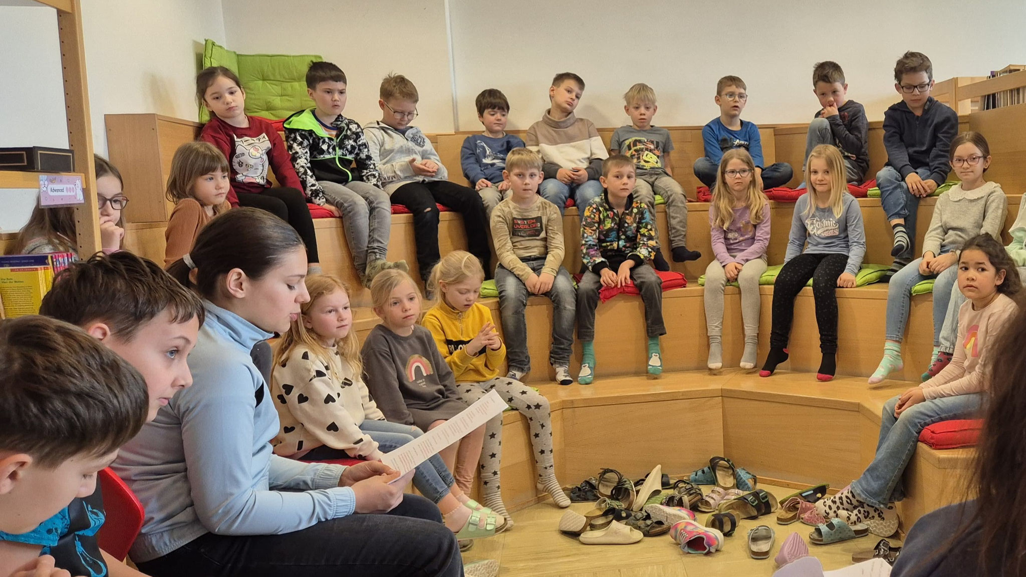 Die 1c besuchte am Vorlesetag die Bibliotek der NMS.