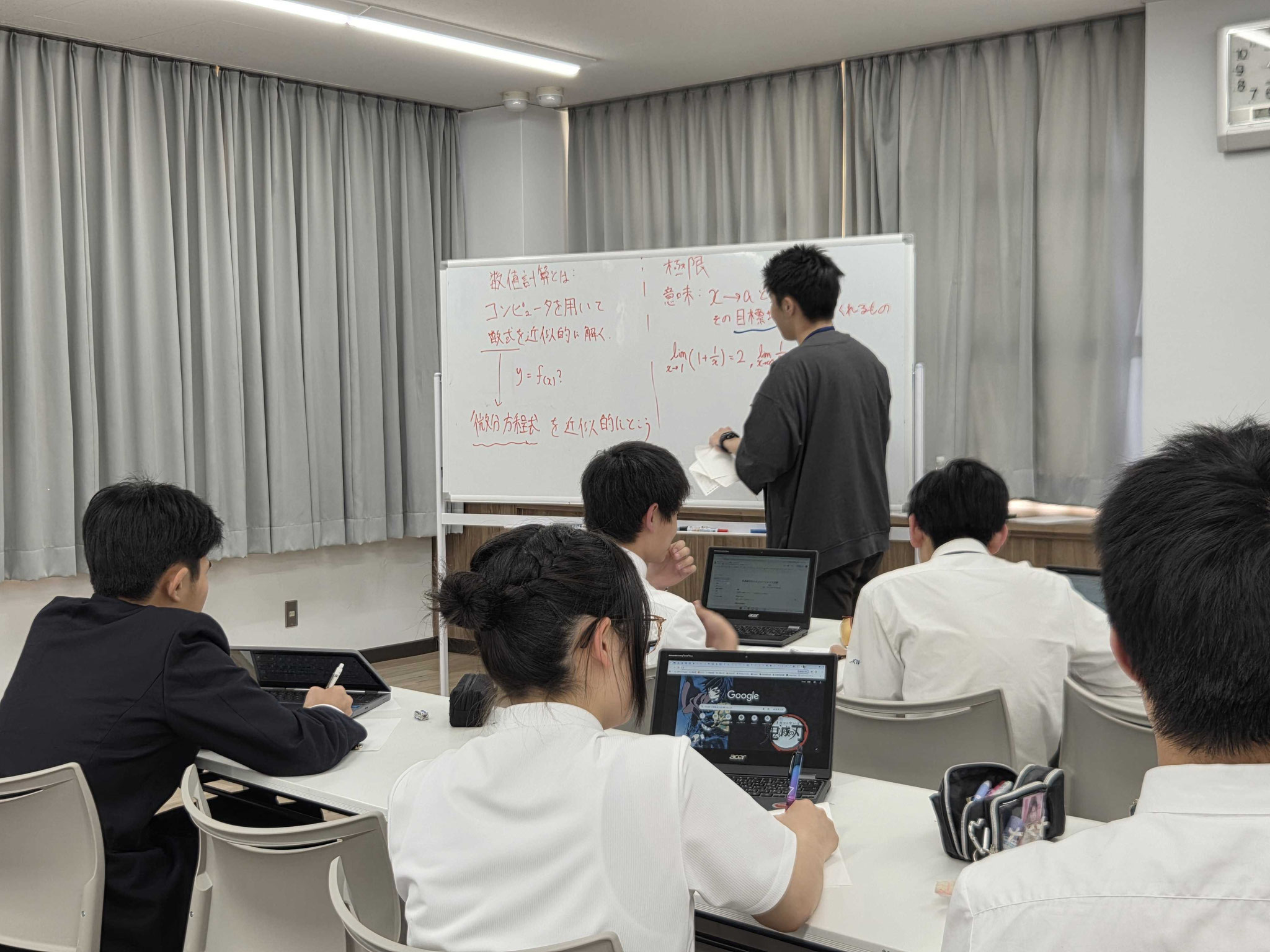 高校1年生にTAが指導しています！