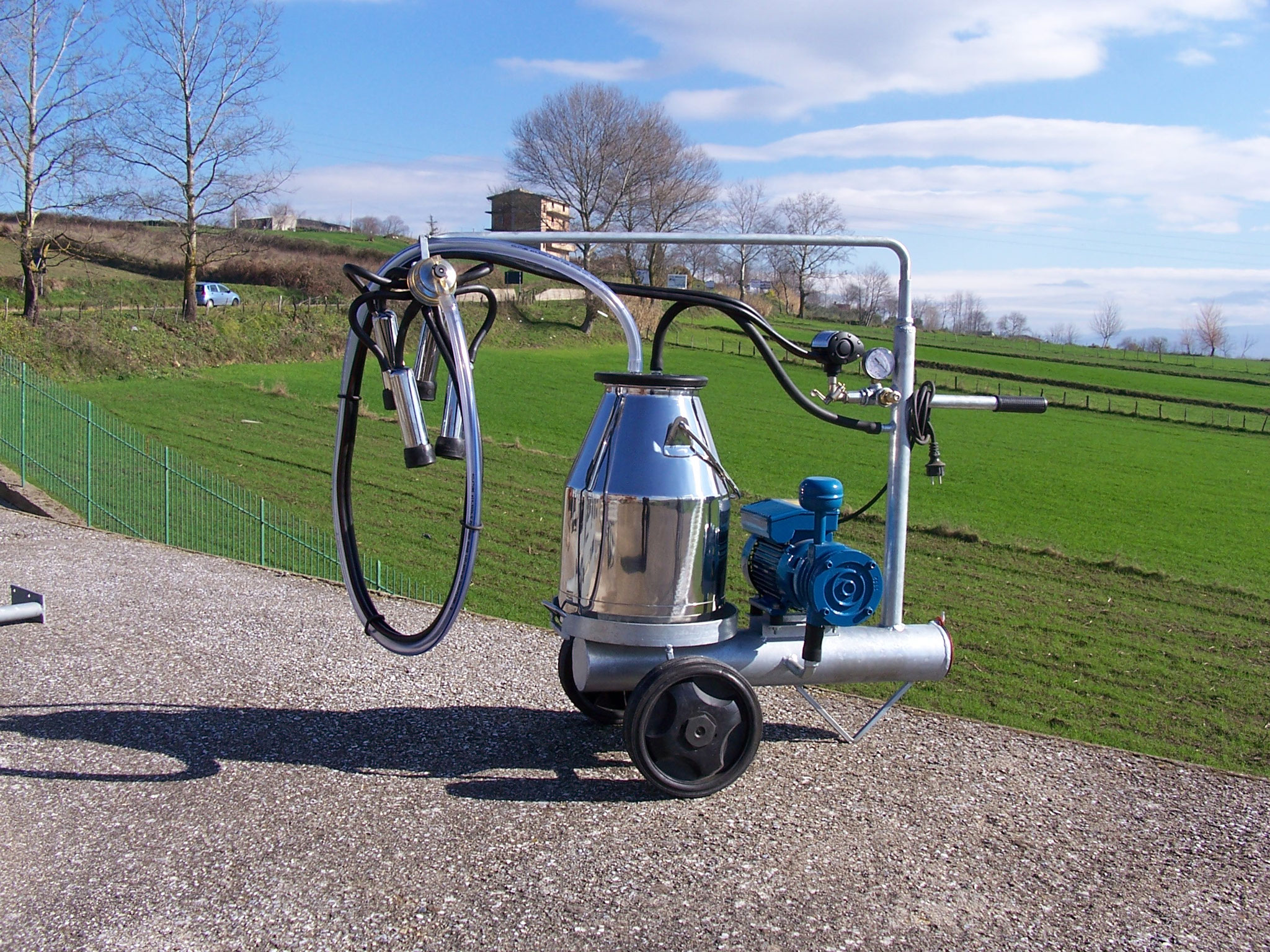 Mungitrice a carrello zincato, pompa per vuoto mod. PT1 da 200 litri a 50 kpa, motore elettrico 220V HP1. Secchio 25 litri in macrol numerato, 1 gruppo mung. 150cc 1 pulsatore 60/40, completa.