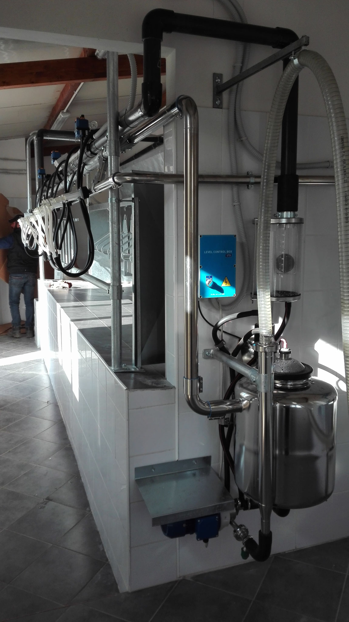 Sala di mungitura per ovicaprini con terminale in acciaio inox