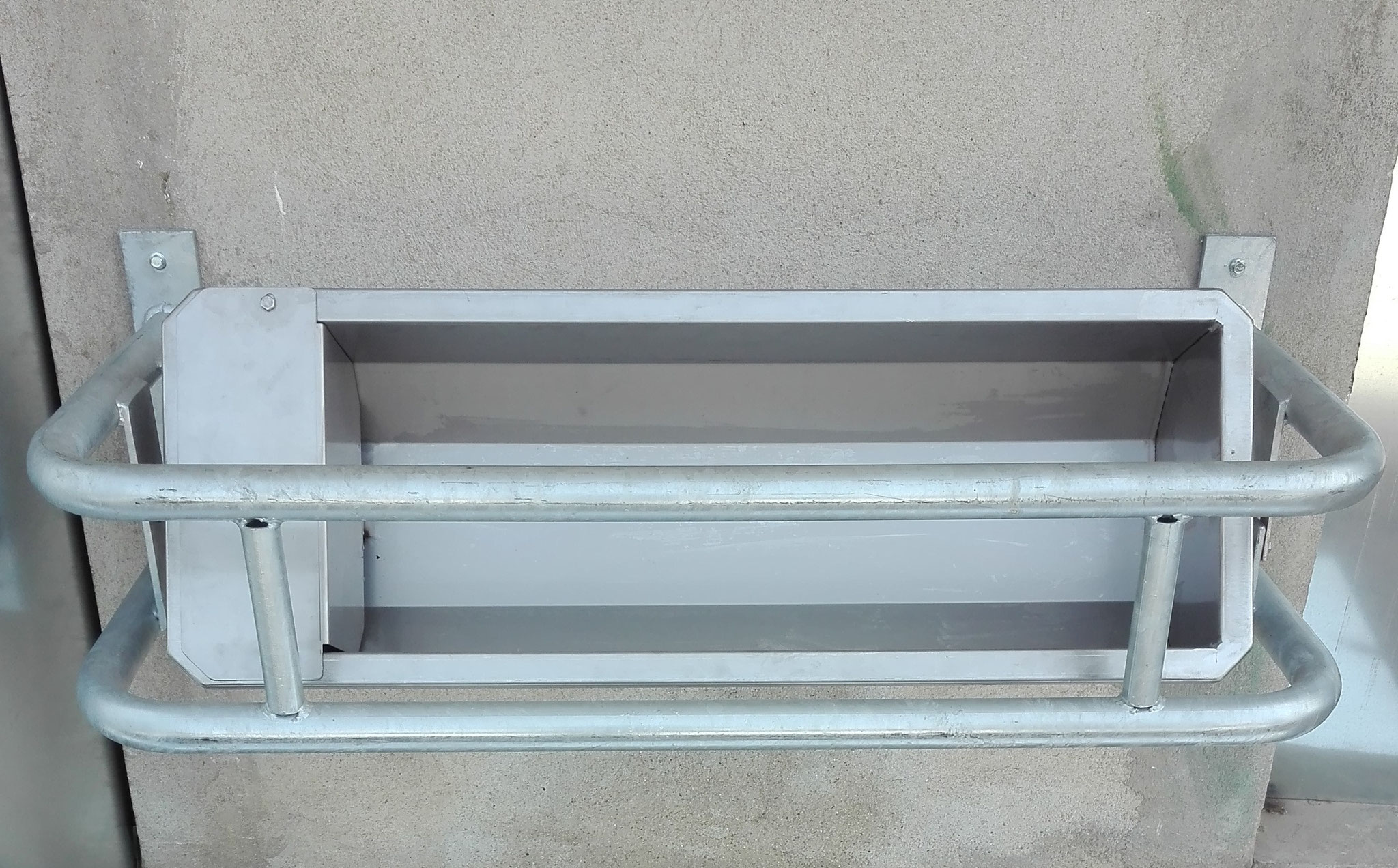 Abbeveratoio in acciaio inox con sistema di ribalto