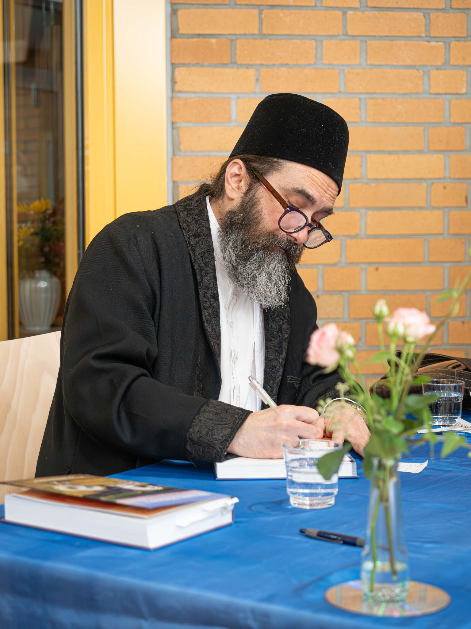 Pir Zia Inayat Khan signiert die Bücher