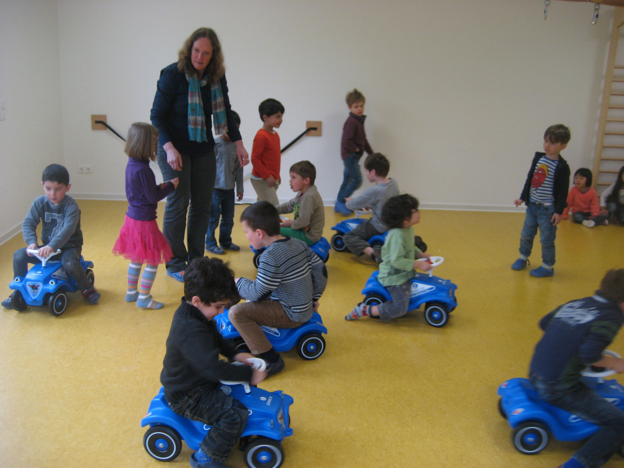 Einmal losgelassen wird rumgesaust, was das Zeug hält. Wer so schnell Autofahren lernt...für den ist das komplexe Versicherungswesen genau das Richtige:-)