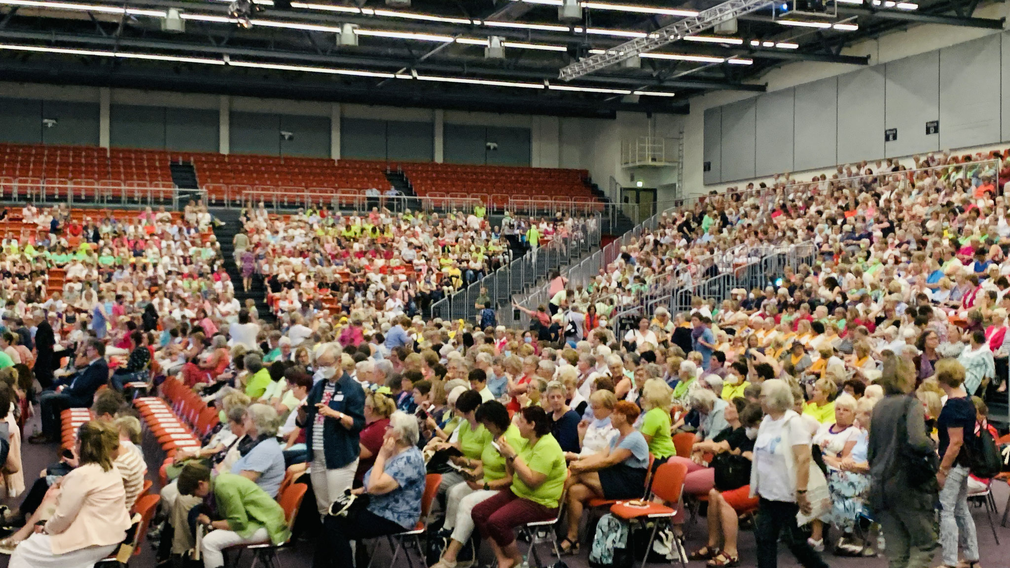 Das muss man gesehen haben. Alles LANDFRAUEN:) Und in 2024 fährt der Bezirksverein nach Kiel. Noch gibt es Kapazitäten.h