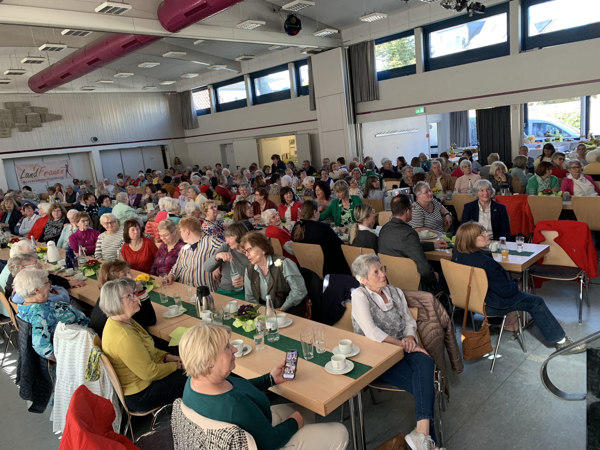 Volles Haus beim Landfrauenfrühstück 2025 in Nieder-Wöllstadt. 