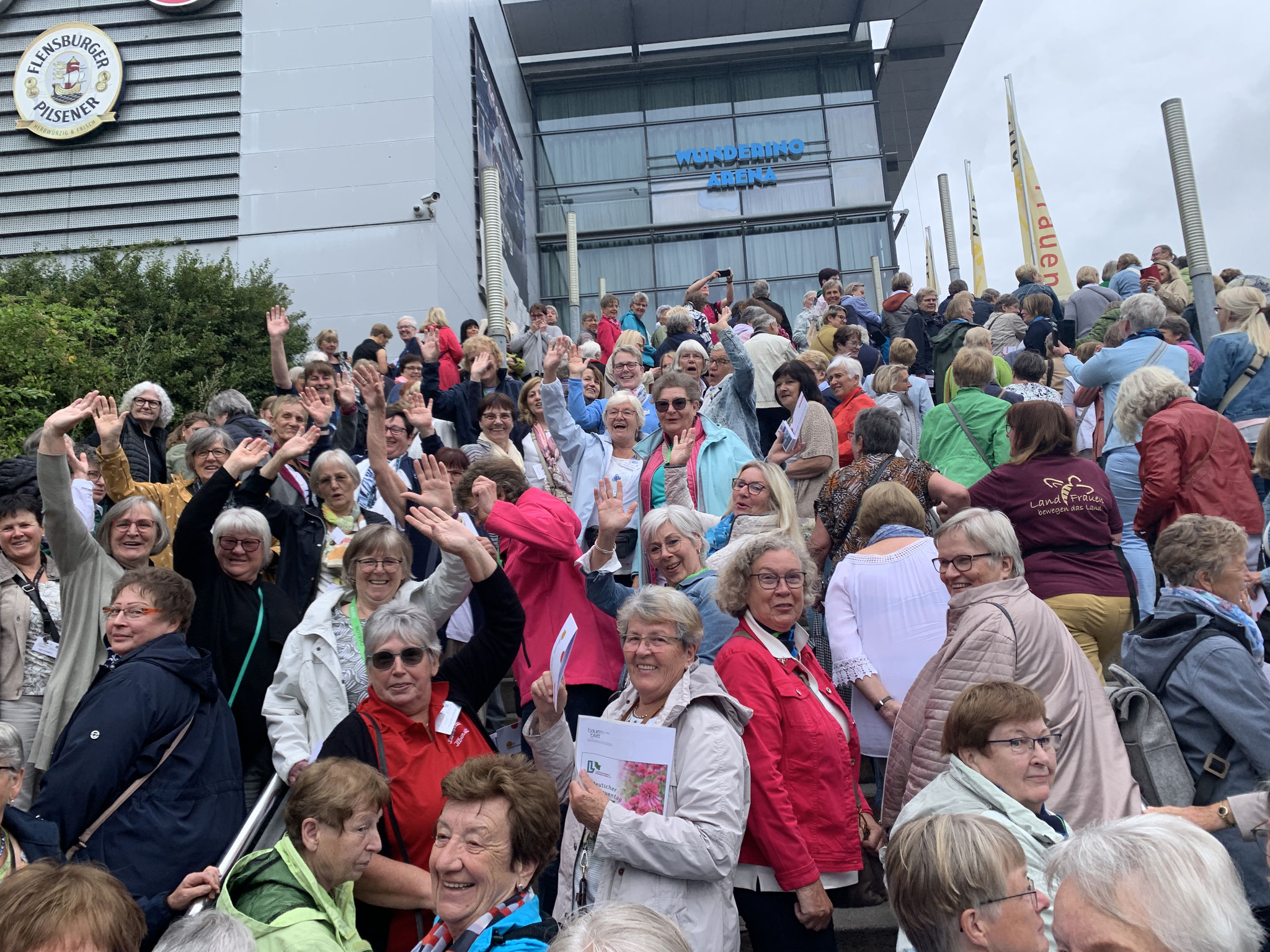 Deutscher Landfrauentag in Kiel 2024. Die Wunderino-Arena öffnet gleich.