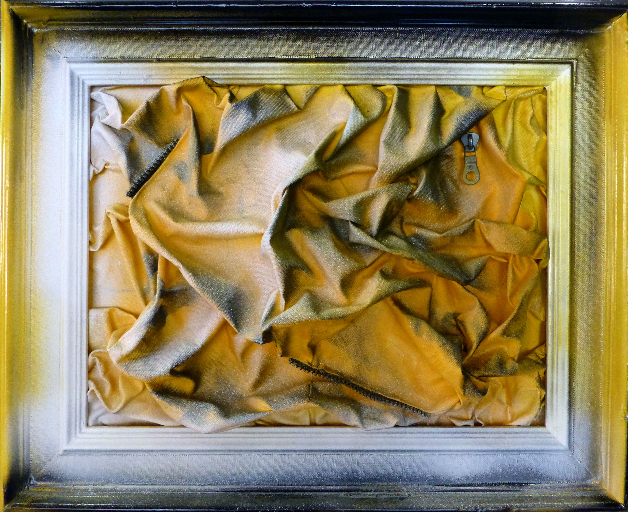 "Piaghe dell‘anima" , cm 43 x 54 /Technique mixte sur toile avec fermeture éclair /Année 2016 /Publié www.ritzow. com /Exposé Galleria ArteCapital Brescia, Showroom Ritzow Milano, Galerie Kunst und Medizin Berlin, Au verso Signature, Année, Timbre