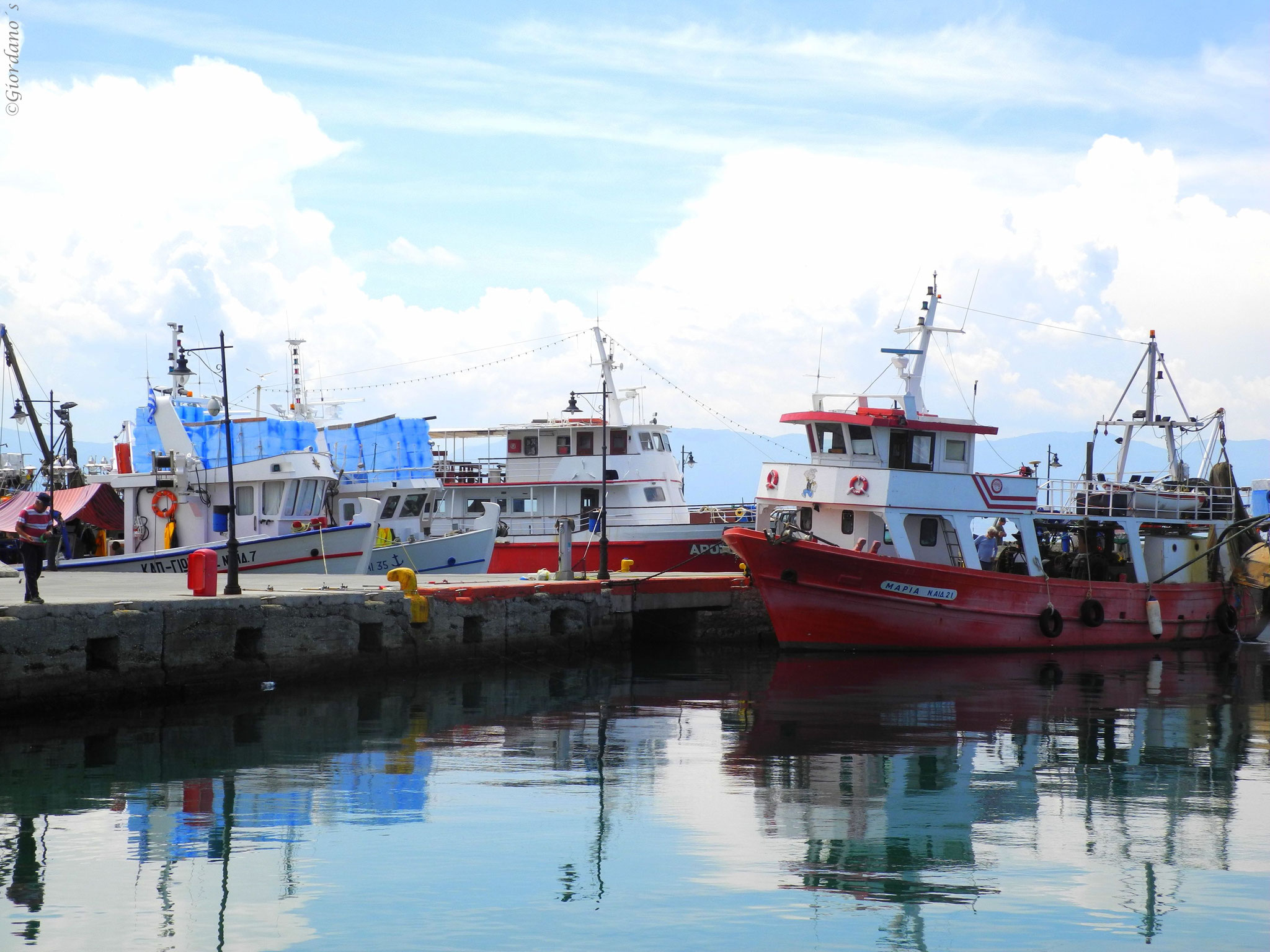 Farbenfroher Fischerhafen in Loutra Edipsou