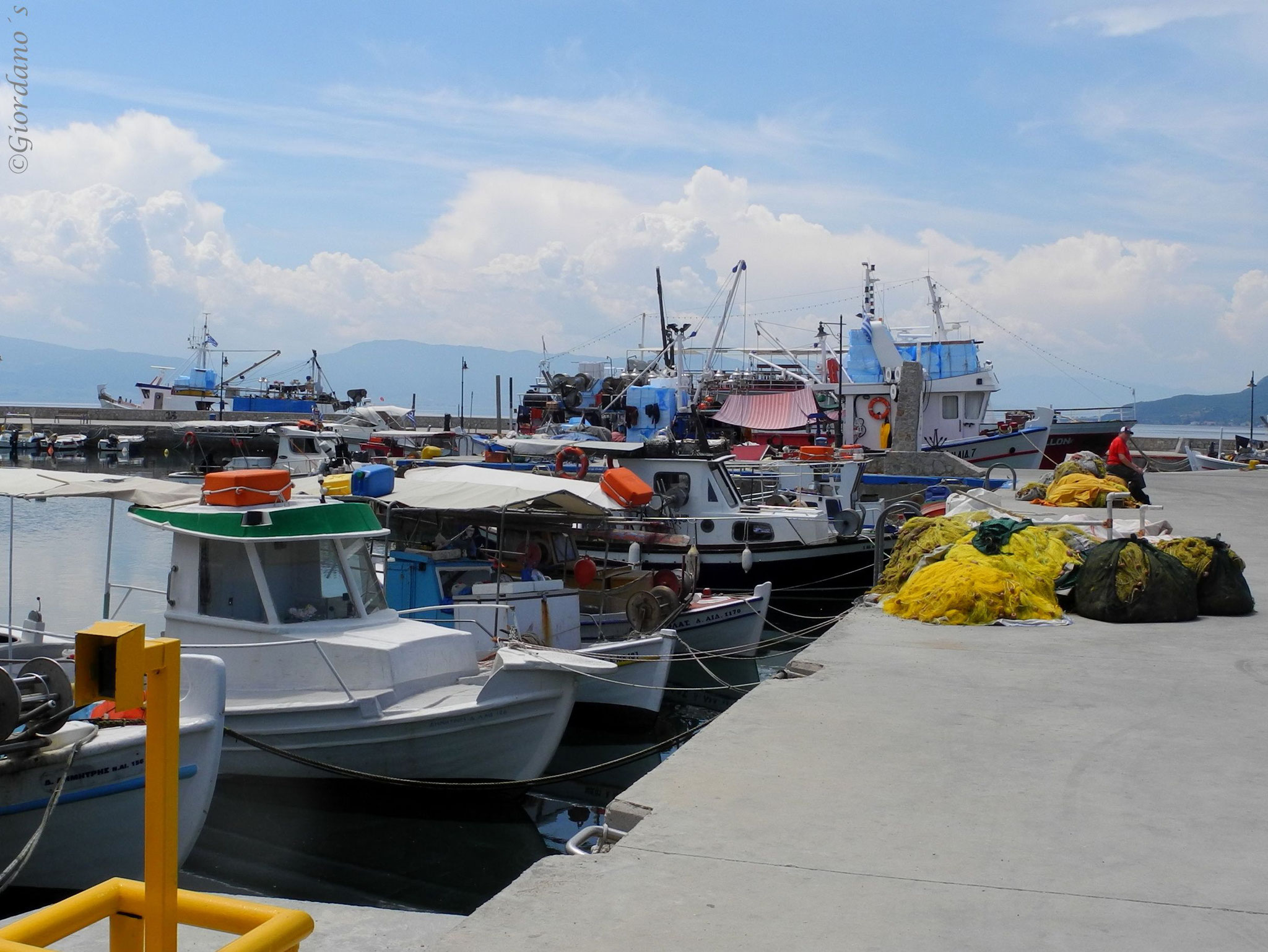 Farbenfroher Fischerhafen in Loutra Edipsou