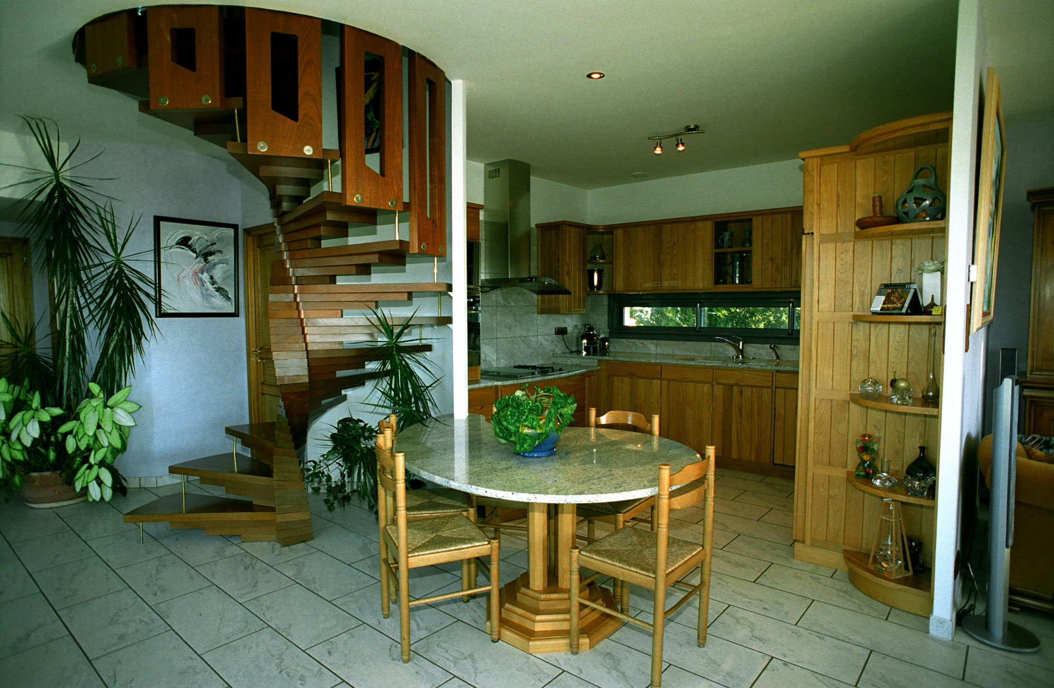 Escalier et cuisine en orme