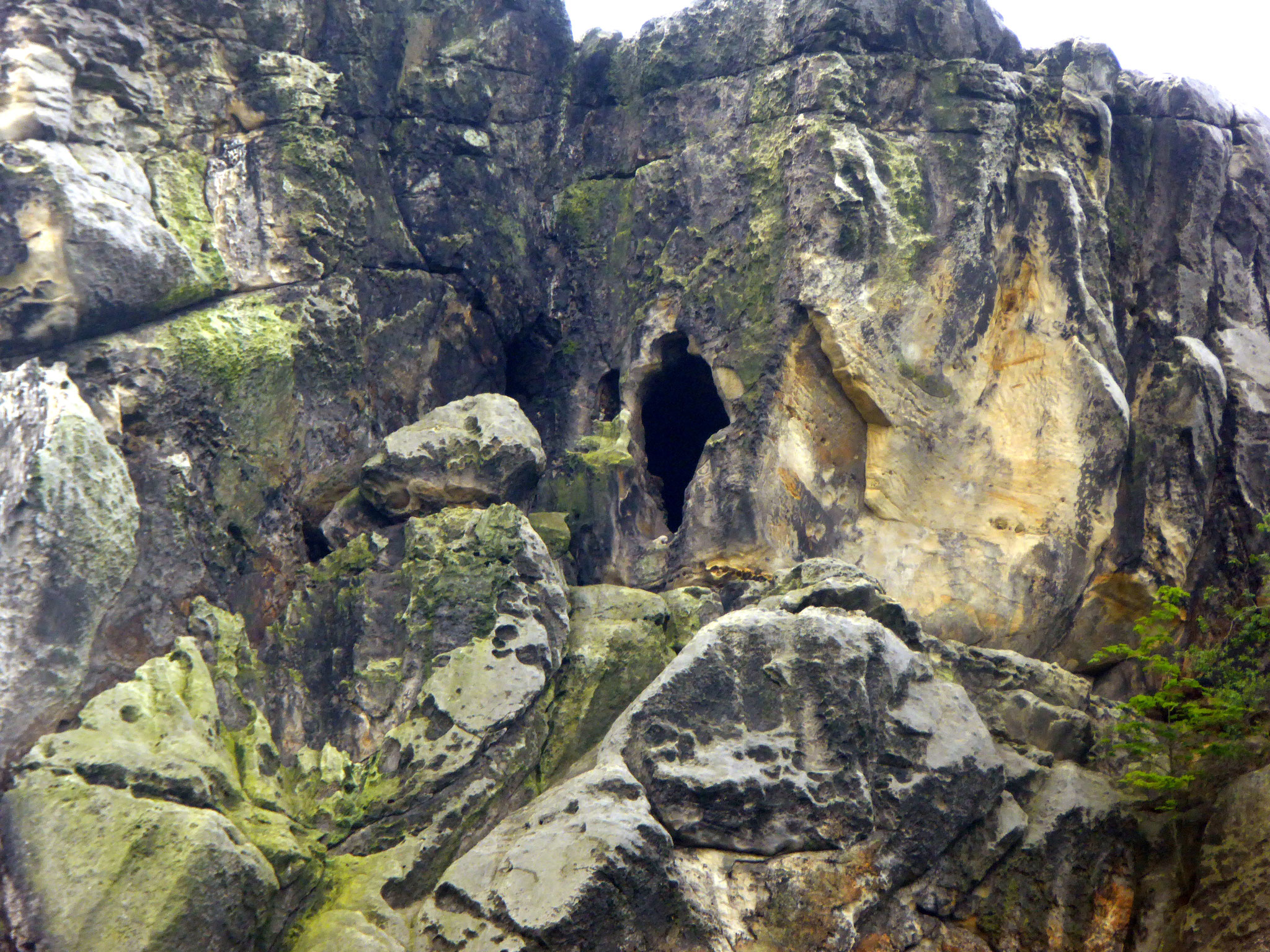 Der Blick auf die Löcher in der nördlichen Wand