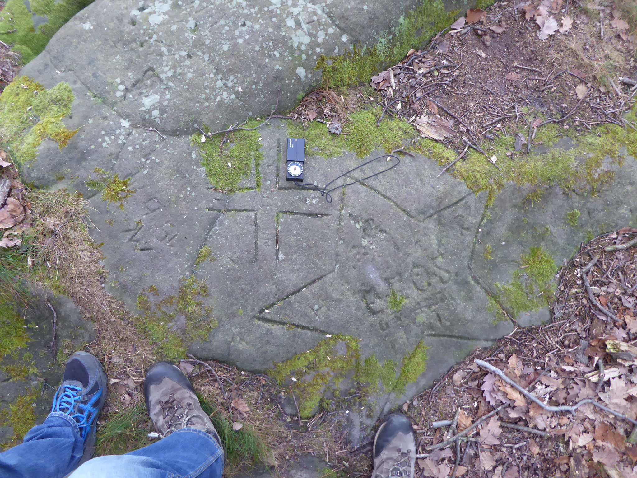 Auf diesem Felsen sind ein Kreuz und ein Stern eingemeißelt worden.