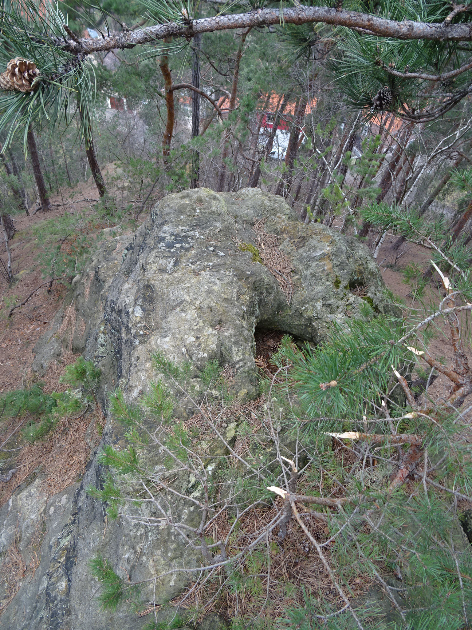 Auf dem vorderen Felsen ist ein Loch, wie für einen Mast