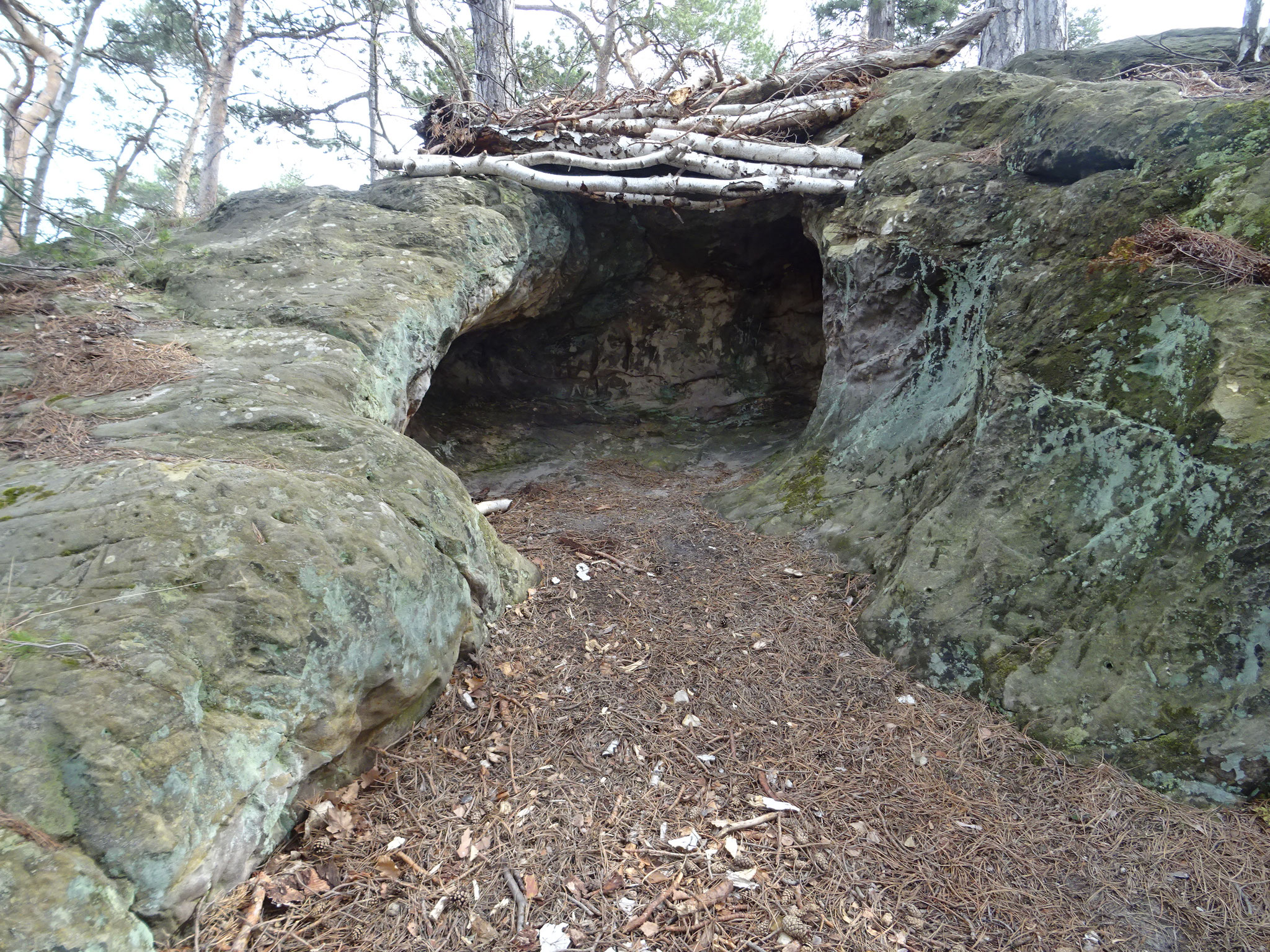 10 m weiter östlich eine Höhle am Berg