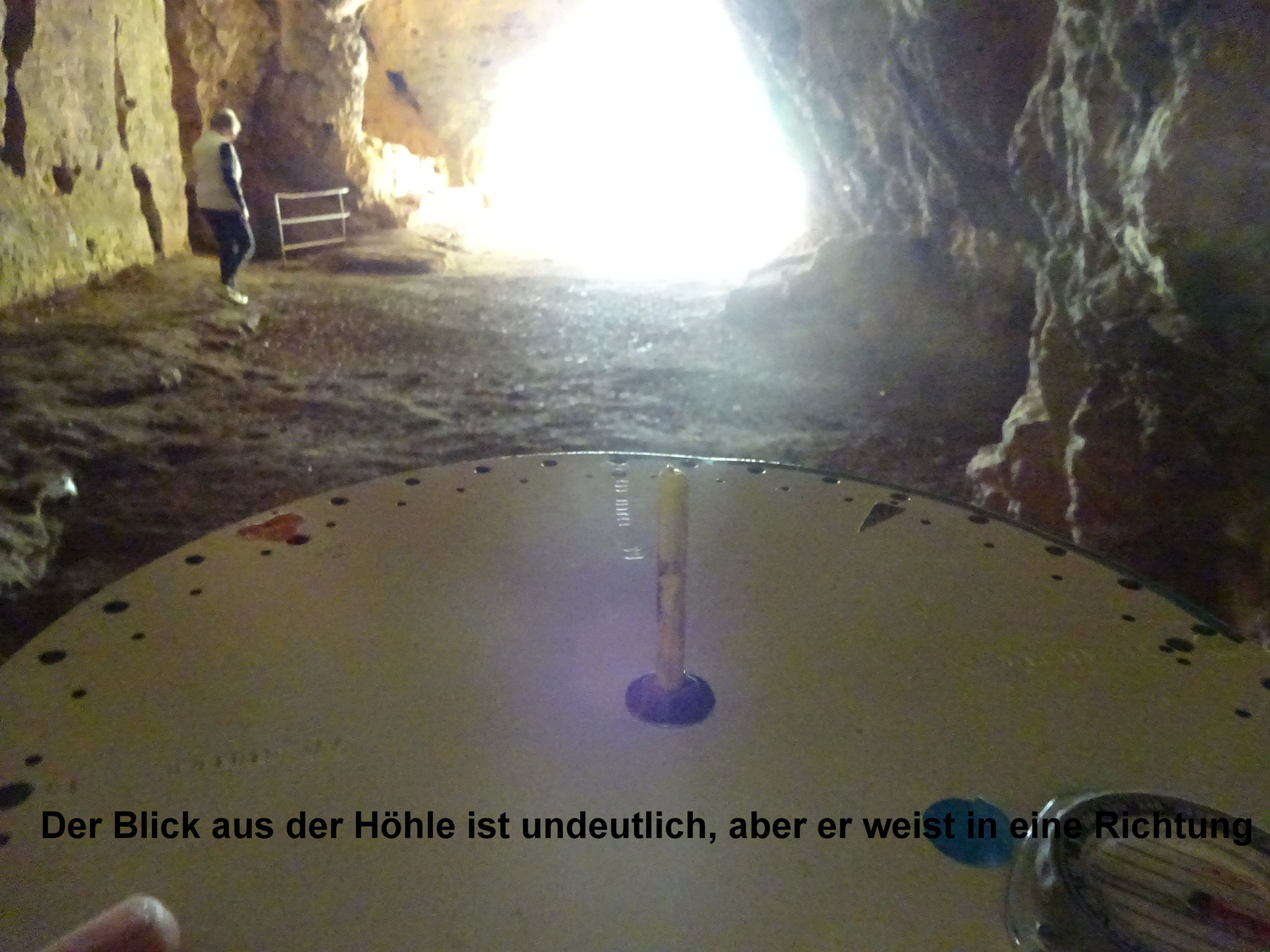 Der Blick zur Sonne mit der Kompaßscheibe zur Information