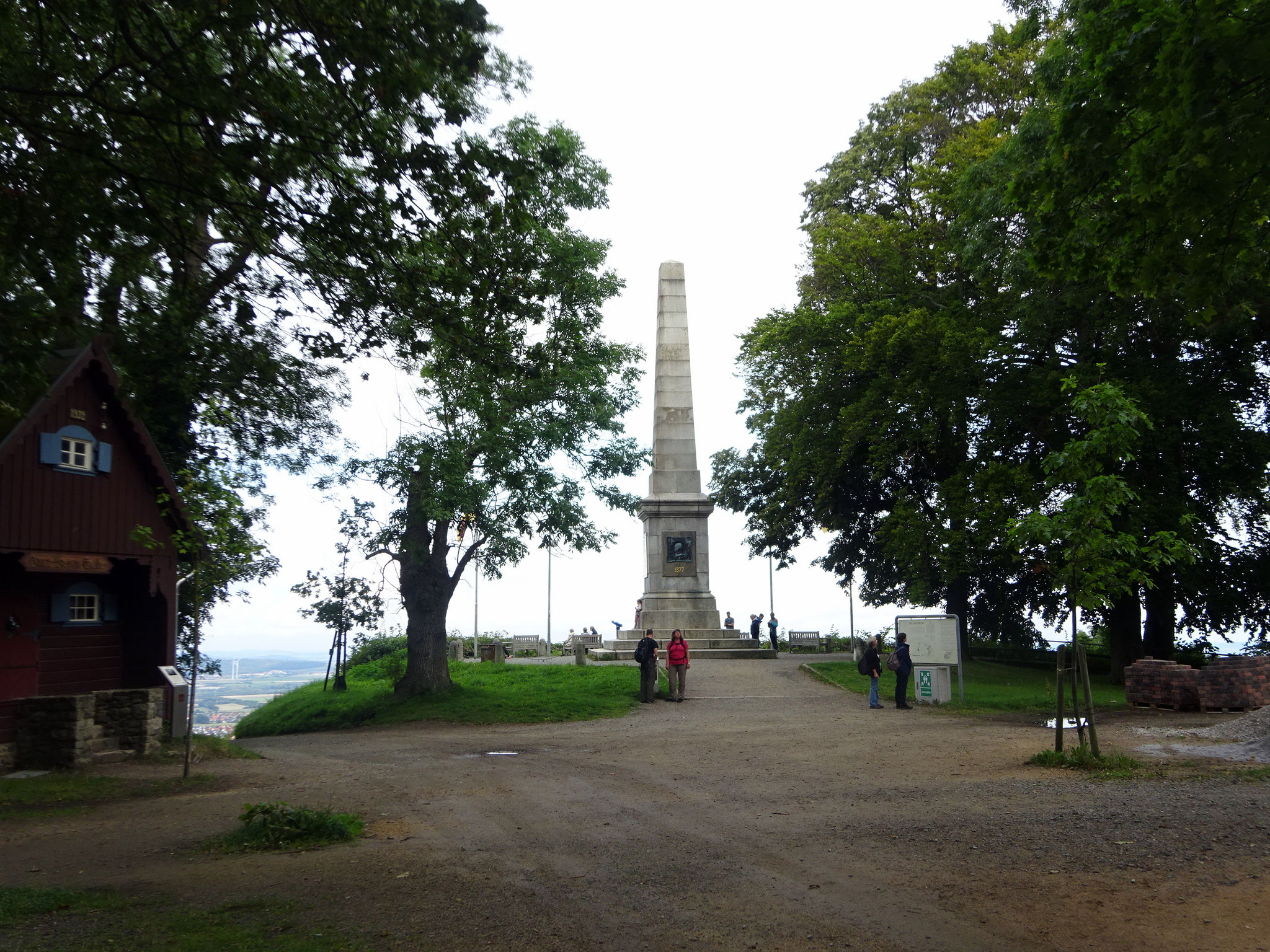 Die stolze Canossasäule vorn auf dem großen Burgberg