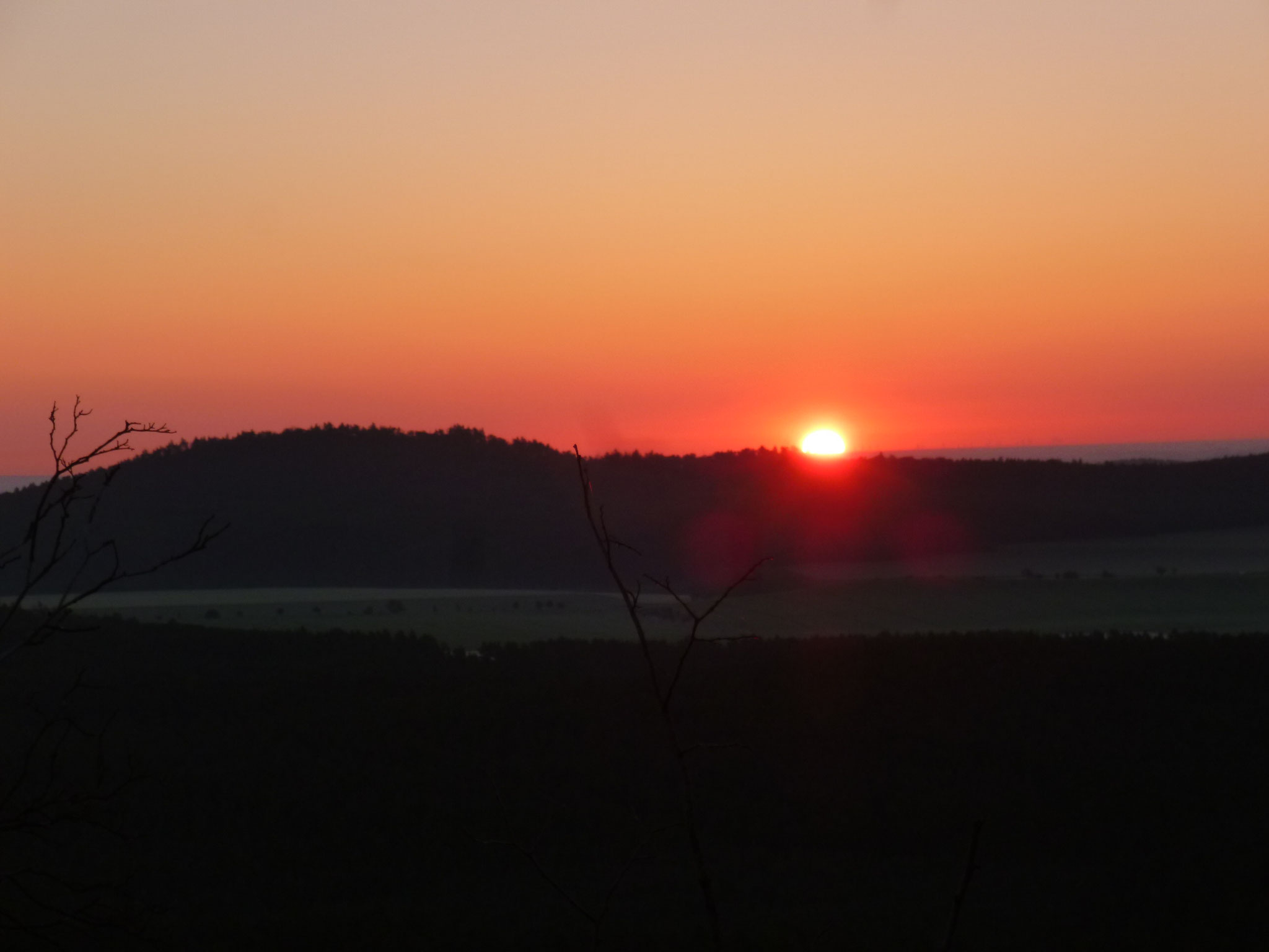 Die Sonne geht am 21. Juni über dem Hoppelberg auf