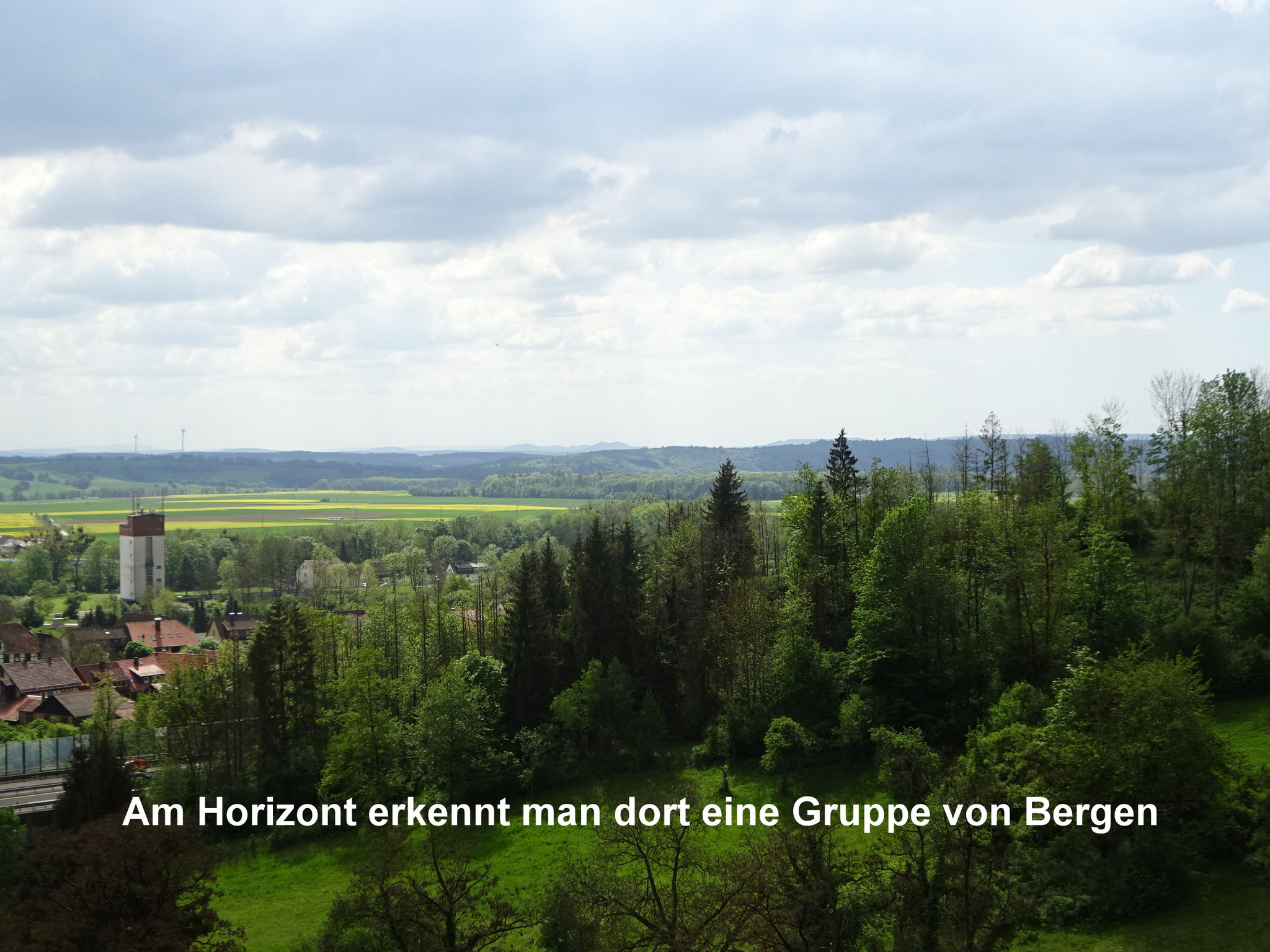 Man erkennt dort Berge in der Entfernung