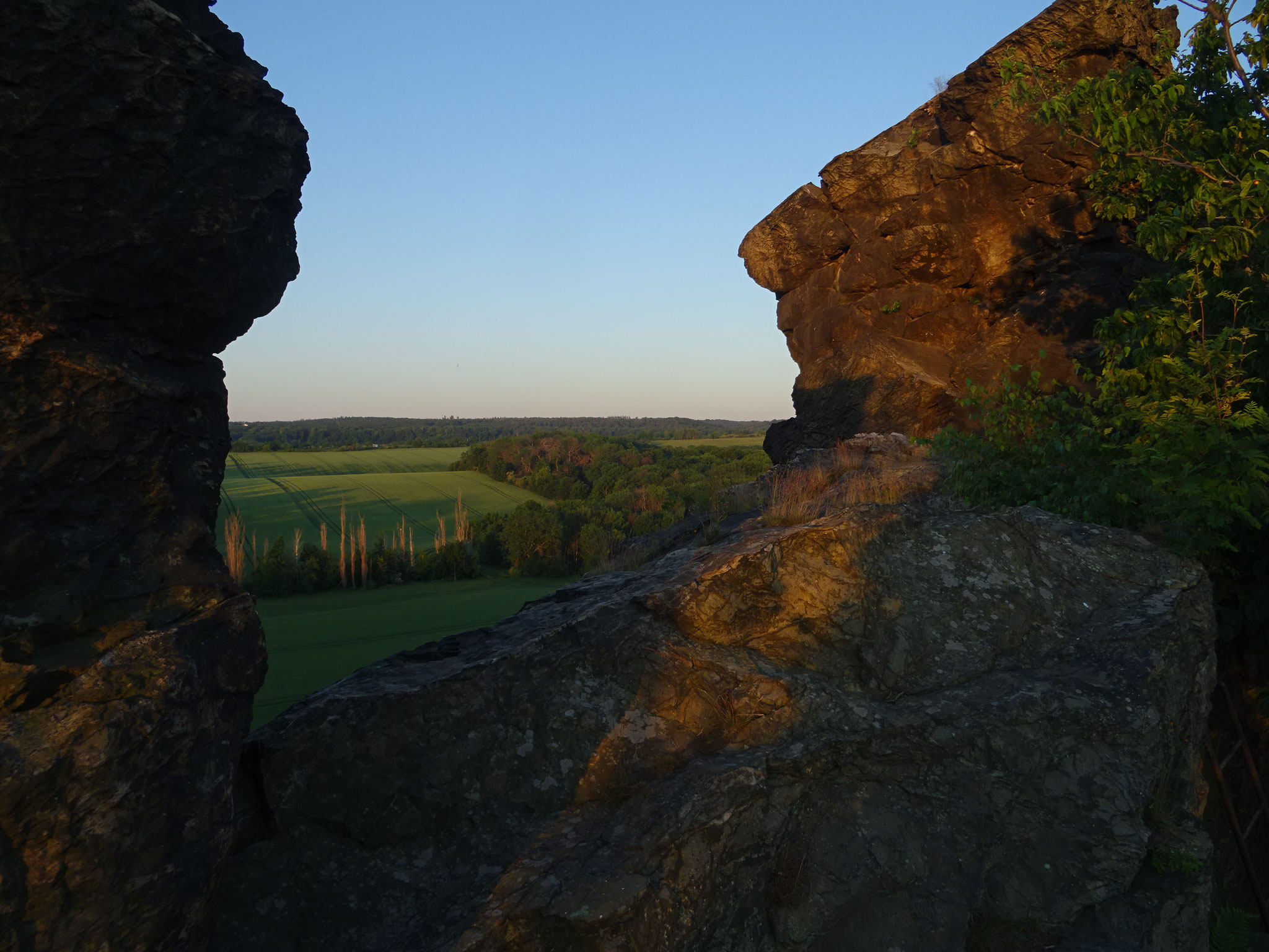 In Sonnenrichtung liegt heute das Wäldchen mit der Quelle