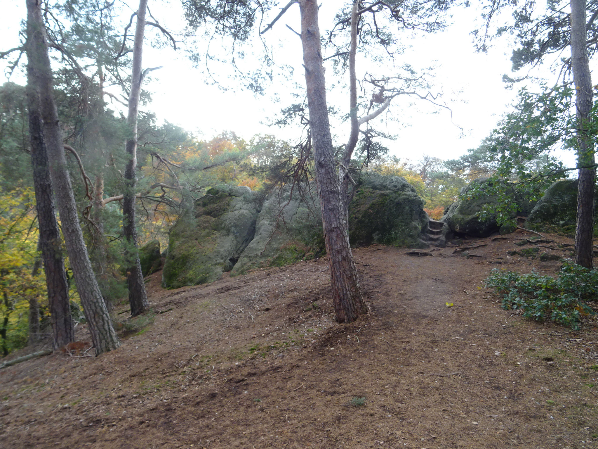 Felsenspalte und Treppen ins Nichts