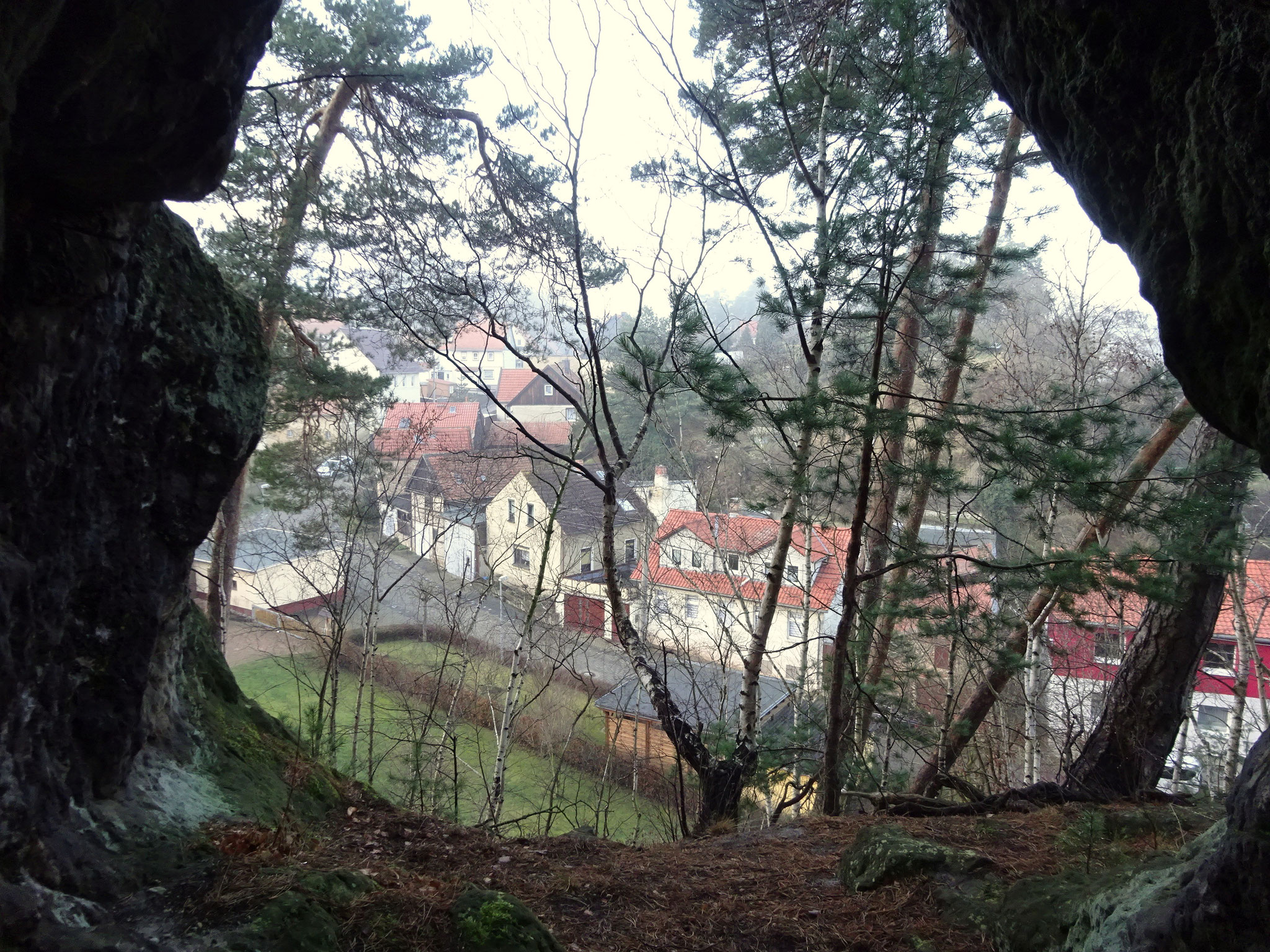 Der Blick aus der Höhle über das Dorf