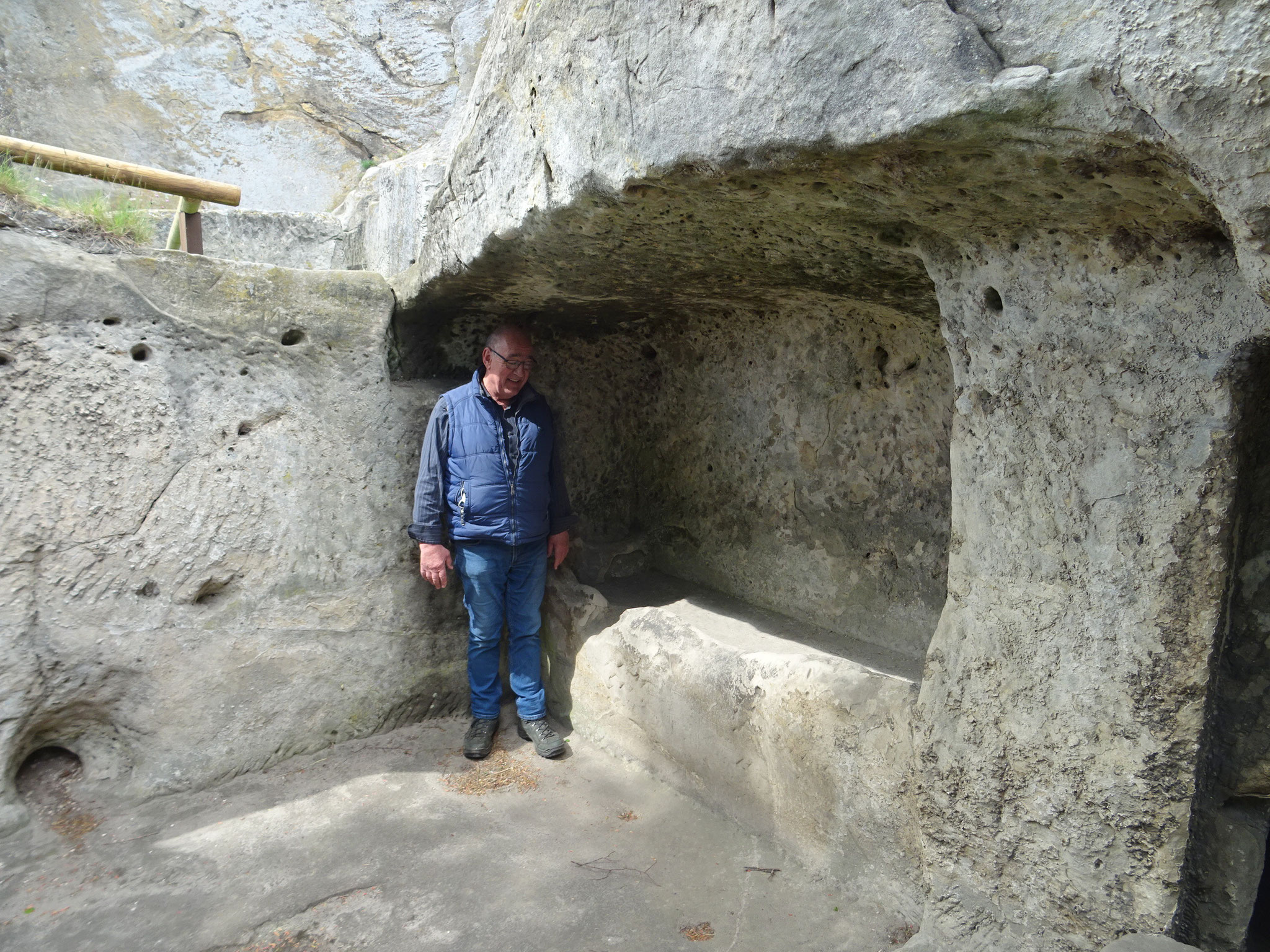 Die Scheingrablege im Raum davor