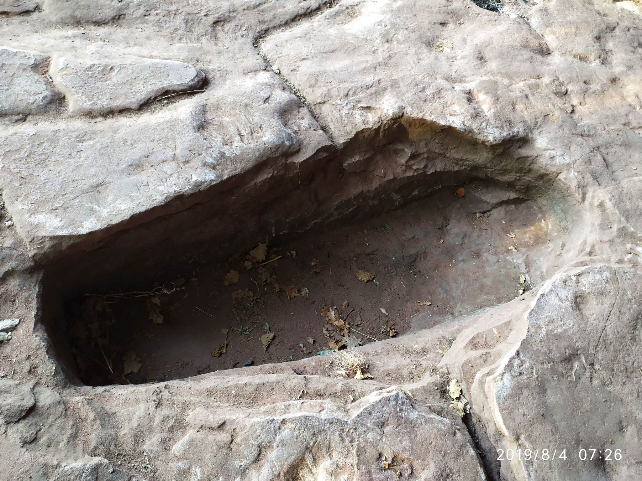 Die "Scheingrablege" in der Grotte 