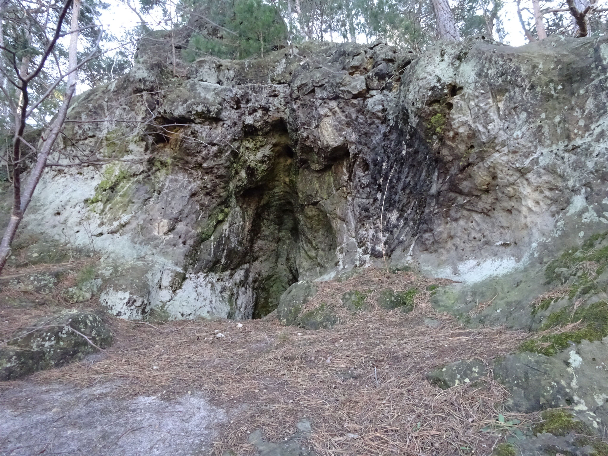 Hier ein Blick von vorne auf die Höhle