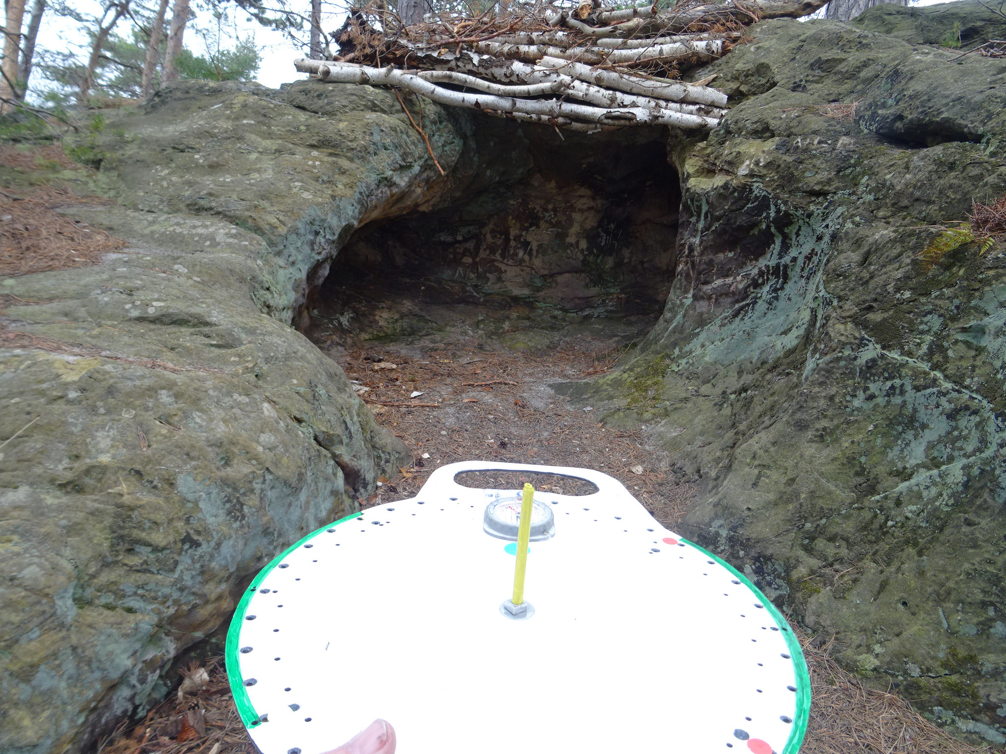 Östlich der Kerbe ist eine Höhle im Felsen 