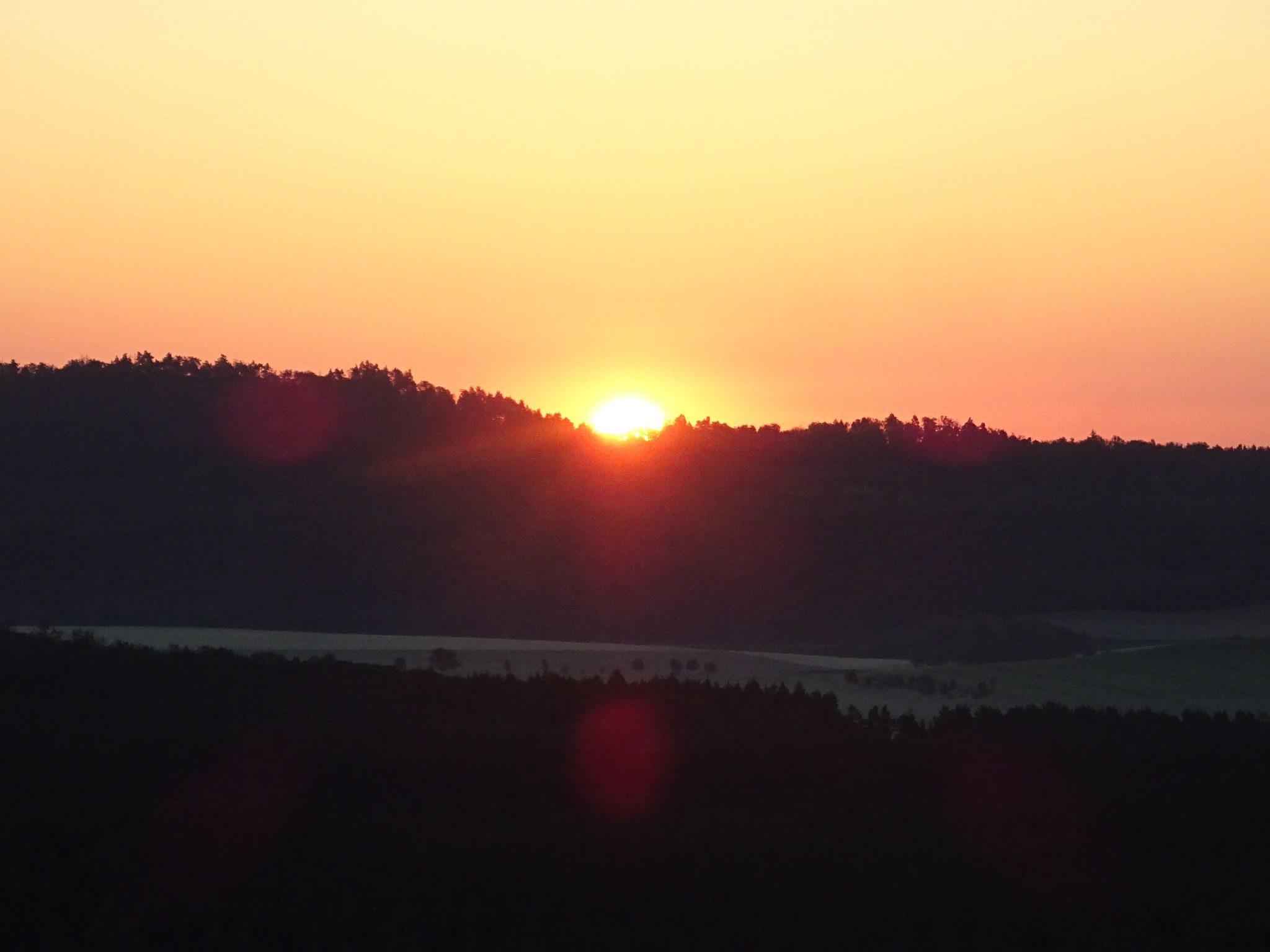 Die Sonne geht im kleinen Sonnental am Hoppelberg auf