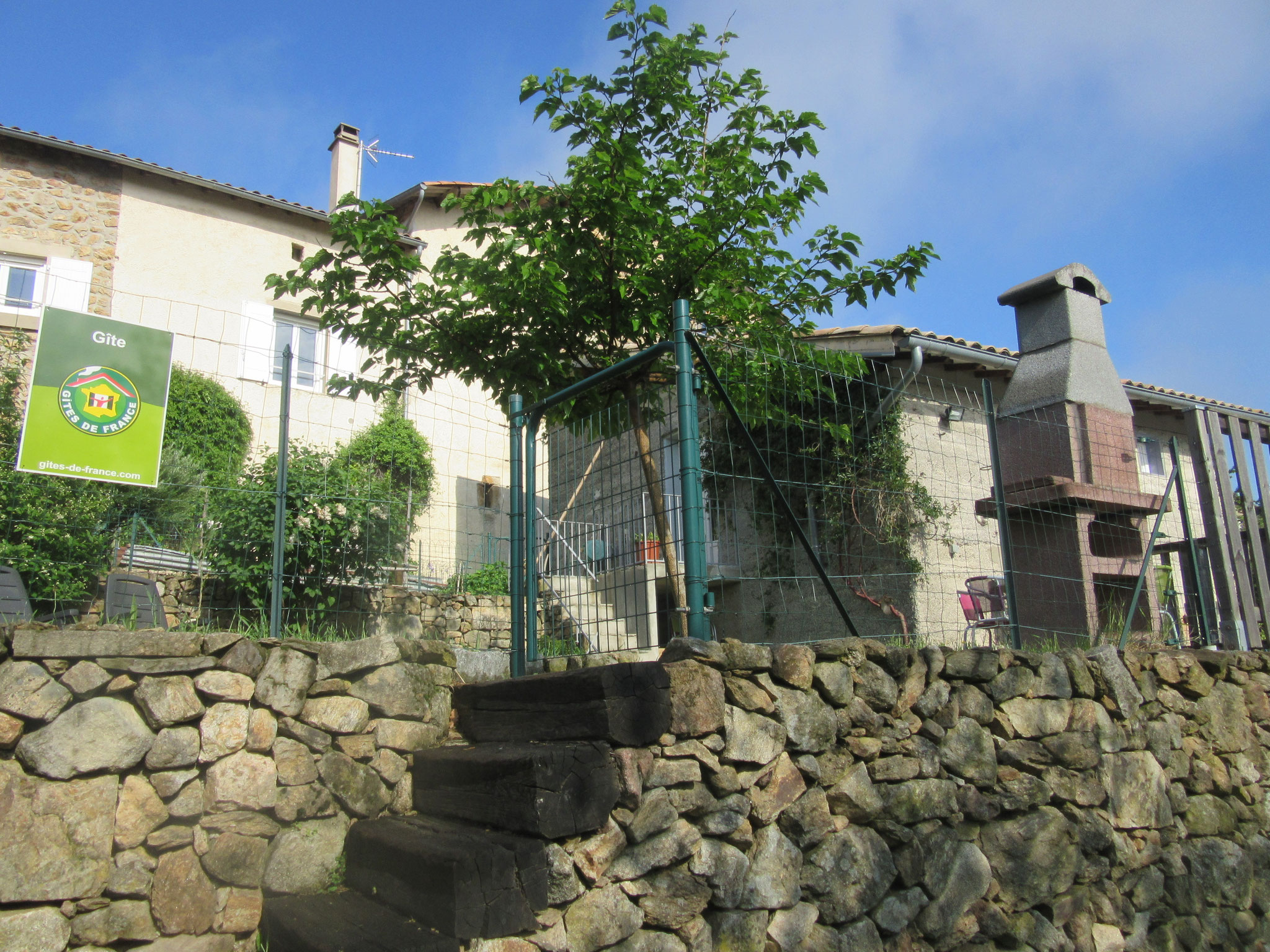 Escalier menant au gîte depuis votre parking privatif