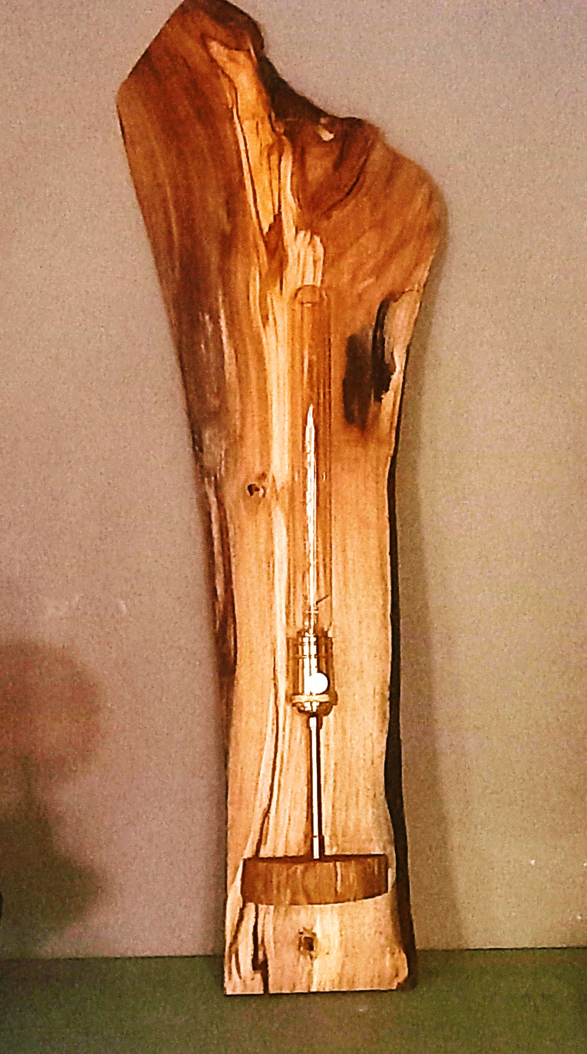 A poser ou à suspendre en applique, en bois d'olivier huilé - Ht 77 cm