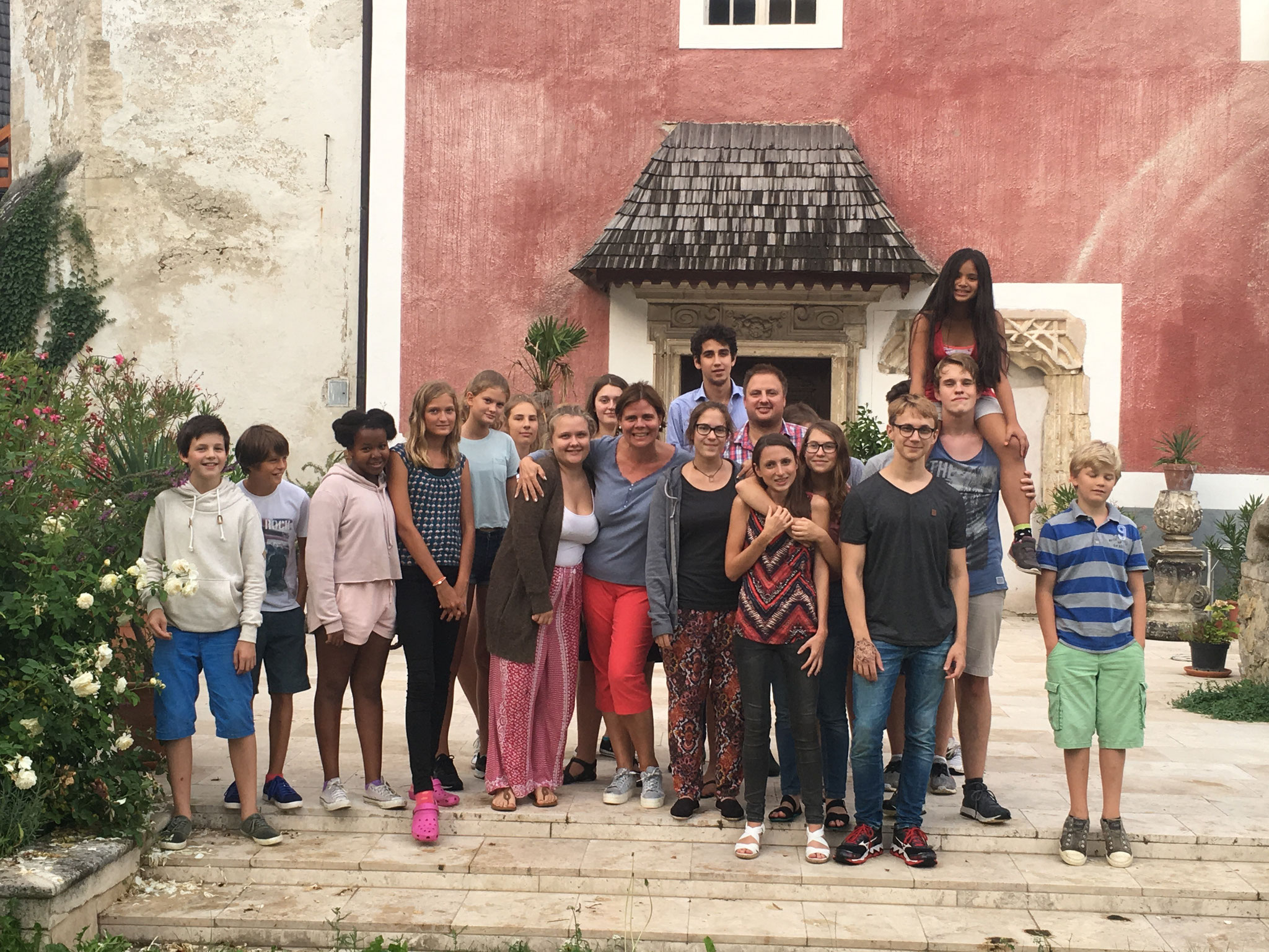 Die "ganze Truppe" vor der Schlosskapelle