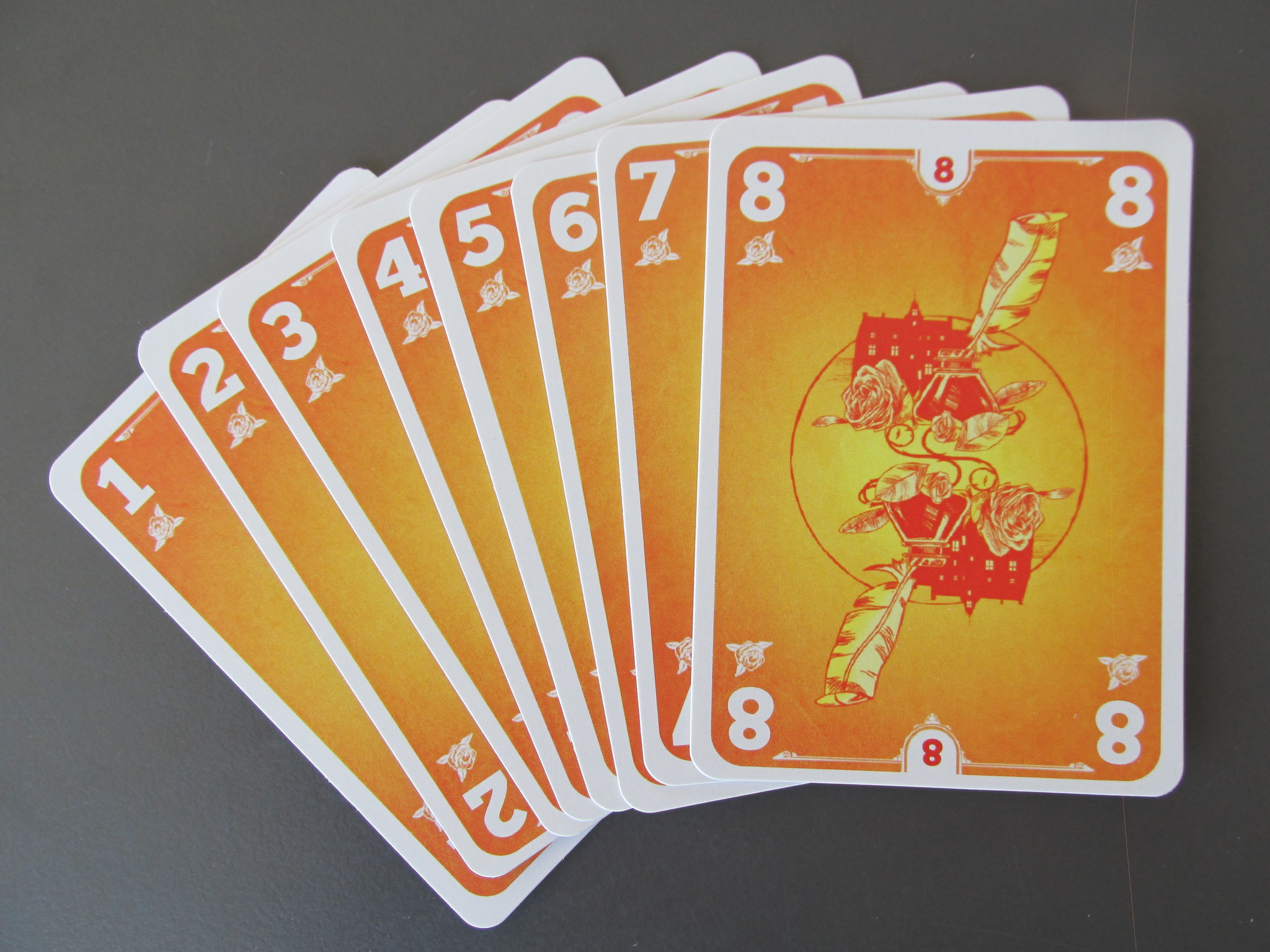 les cartes de jeu "rose" représentent le poète Pierre de Ronsard né au manoir de la Possonnière, près du village de Couture-sur-Loir.