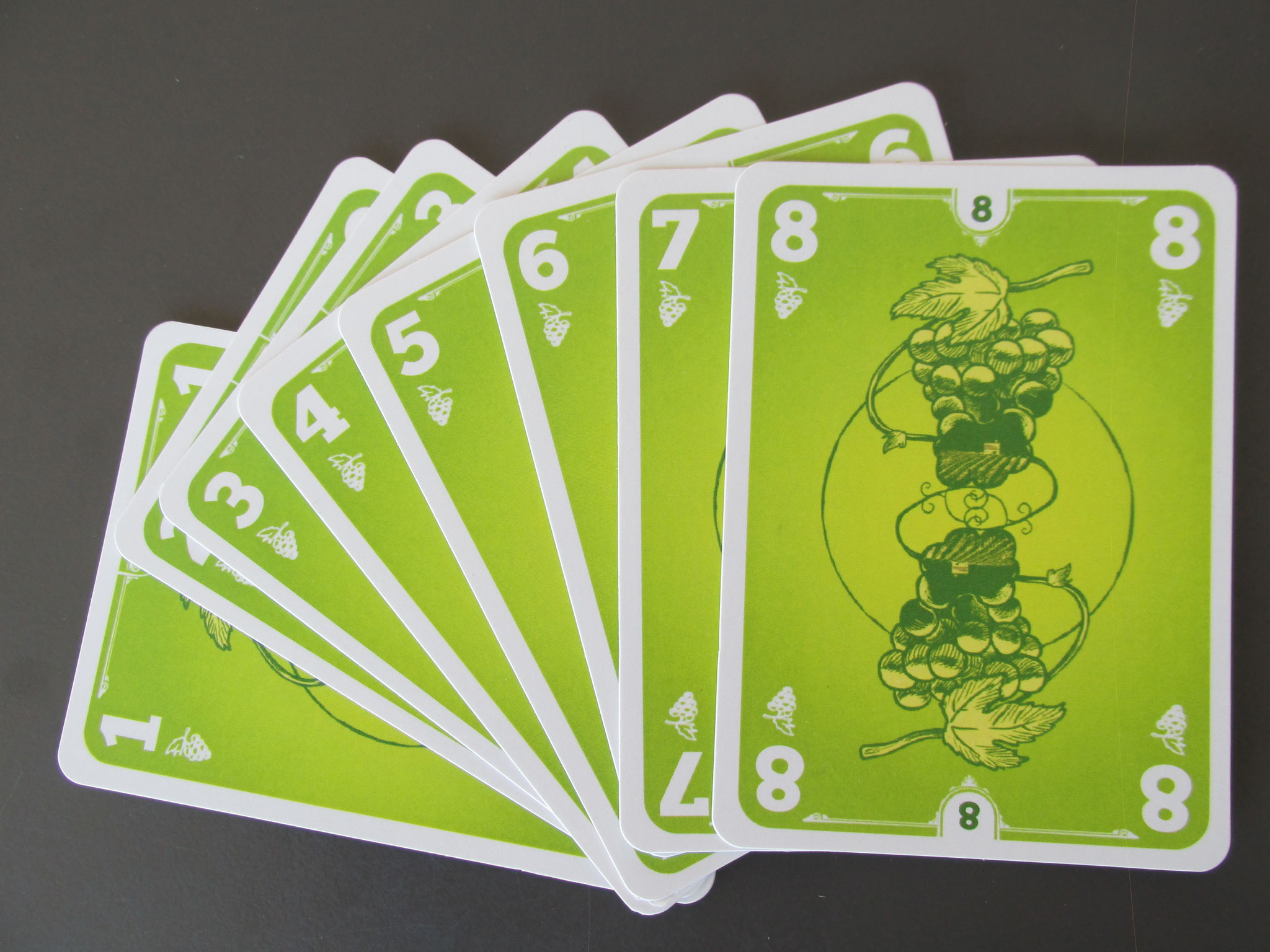 Les cartes de jeu "raisin" représentent le vignoble de la pente des coutis à Vendôme.