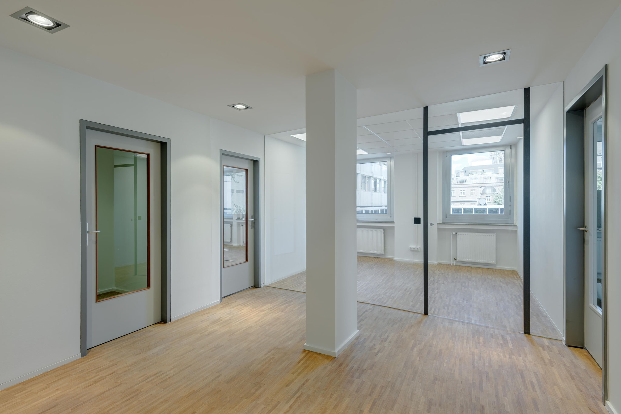 Projekt in Köln: Revitalisierung einer Büroetage. Holzwolle-Akustikdecken, Gipskarton-Trennwände, Glastüren, Holztüren, Bodenbeläge, Fliesen, Parkett und Malerarbeiten