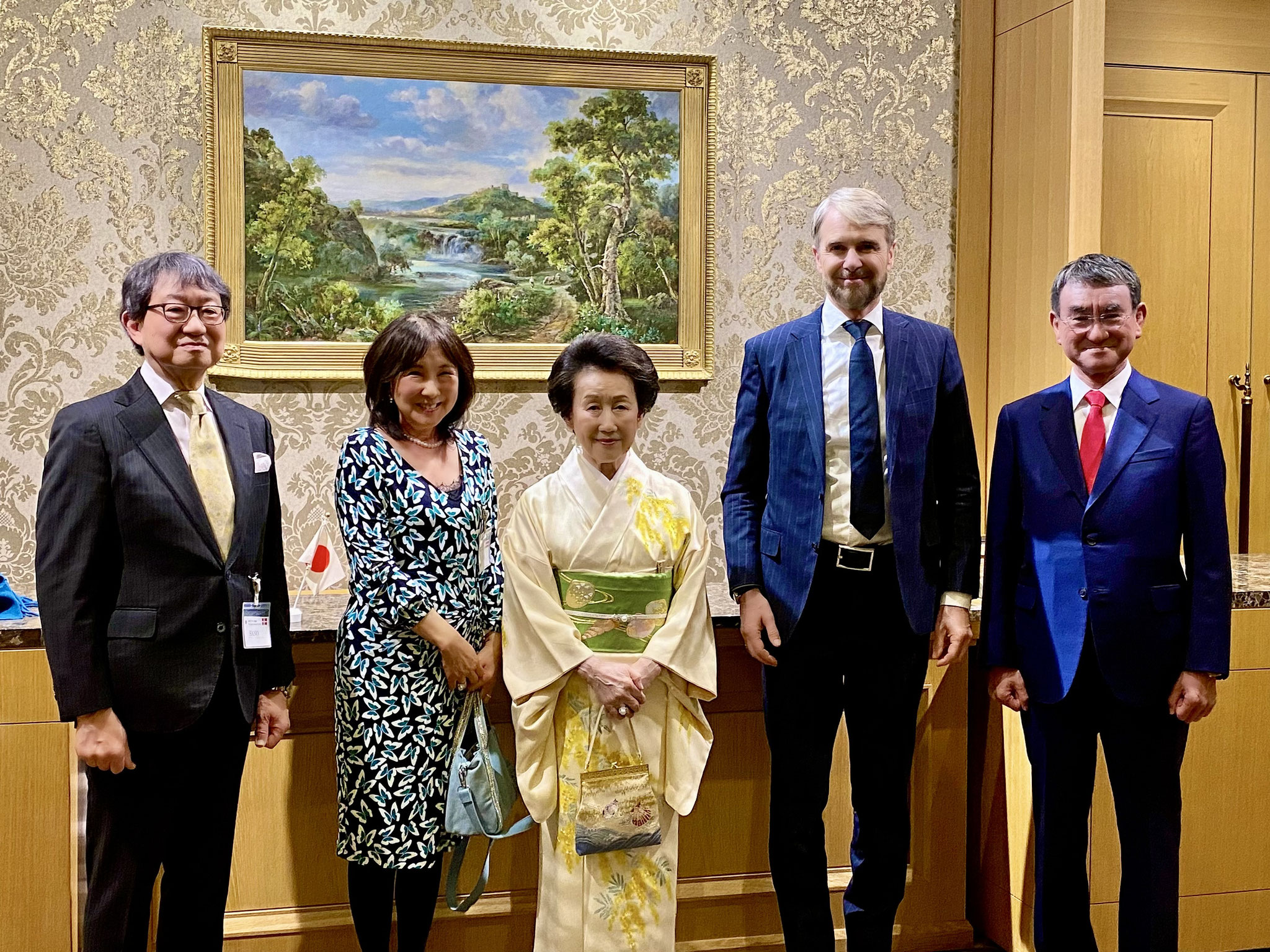 左から、佐野会長ご夫妻、常陸宮妃華子殿下、ヤール・フリース=マスン大使、河野太郎衆議院議員