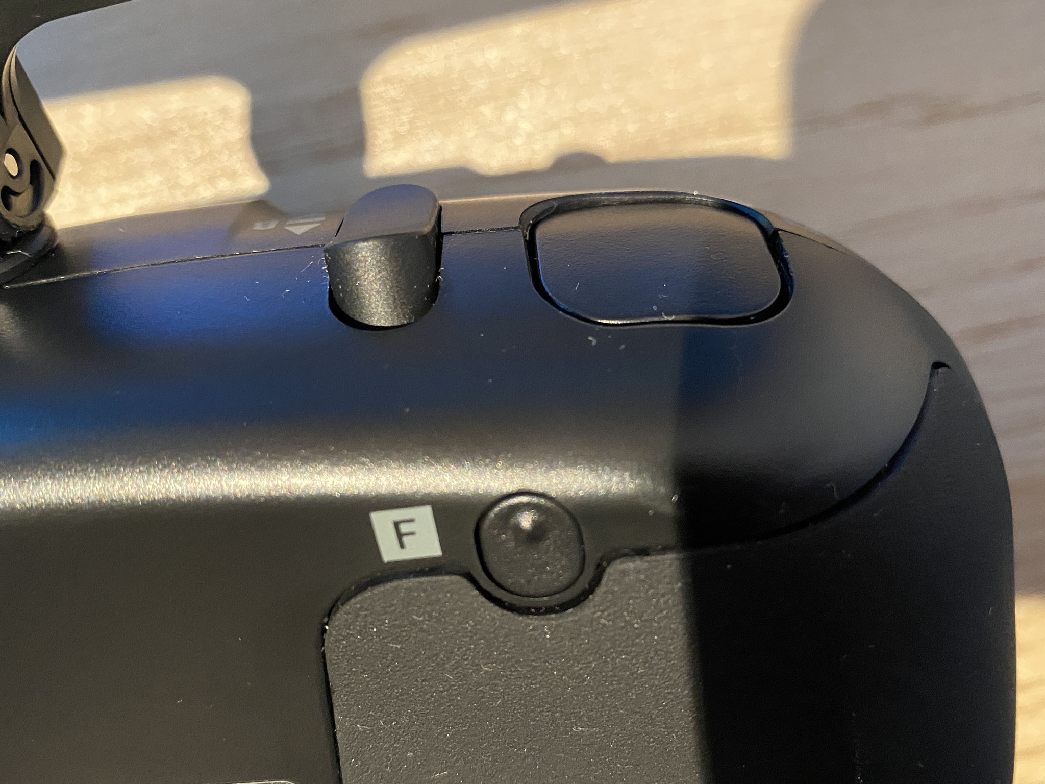 Bouton monostable pour double armement
