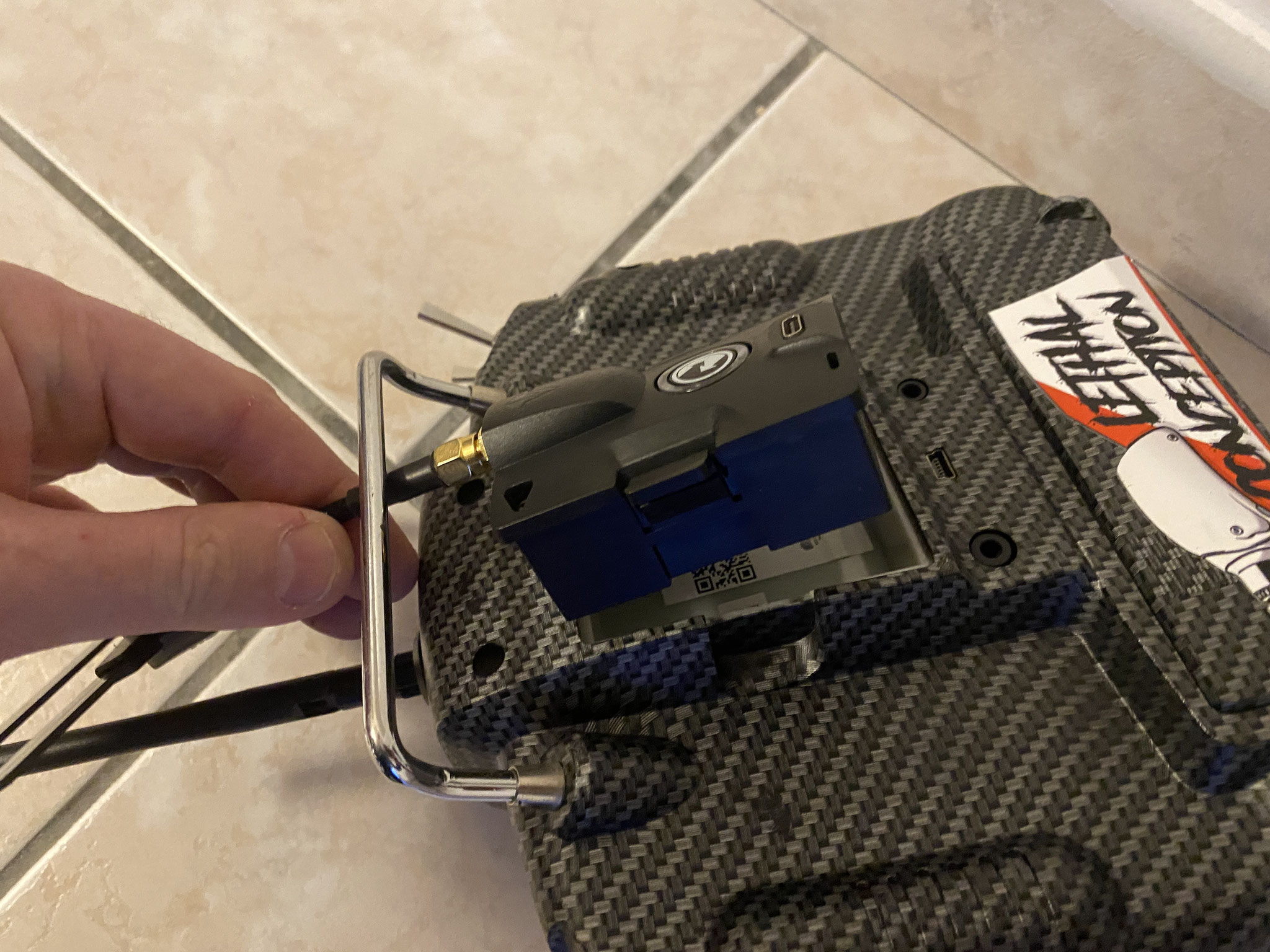 Un module Crossfire est monté sur une Taranis X9D