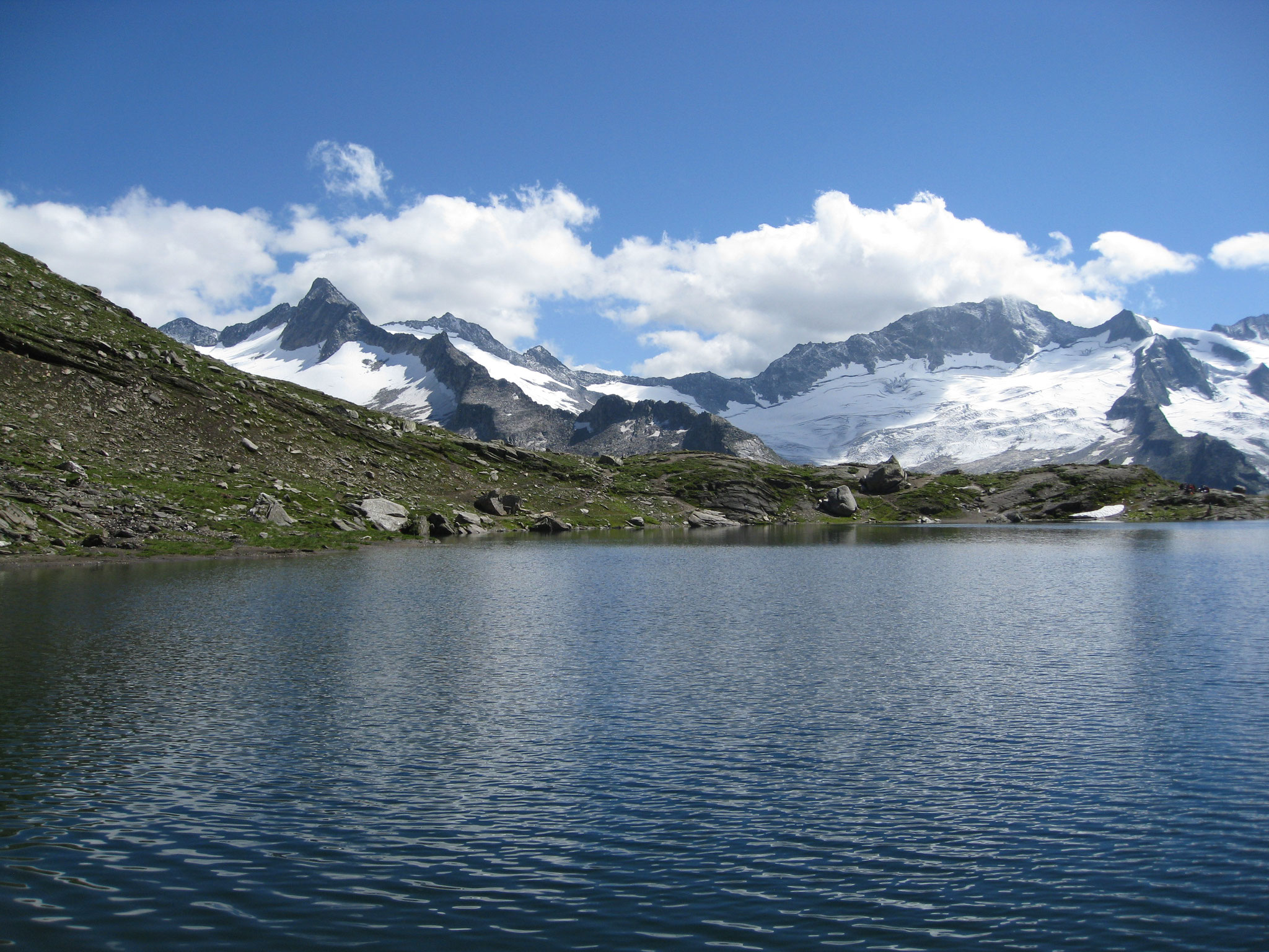 Der Blick über den Schwarzsee auf Gipfel und Gletscher der Zillertaler Alpen.