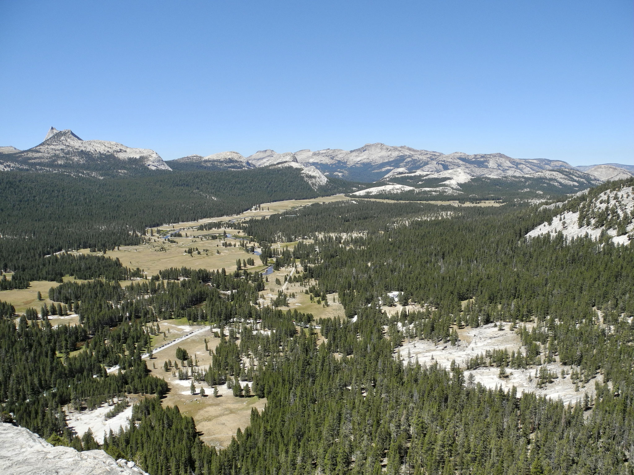 Blick auf Tuolumne Meadows vom Gipfel des Lembert Dome, Yosemite National Park