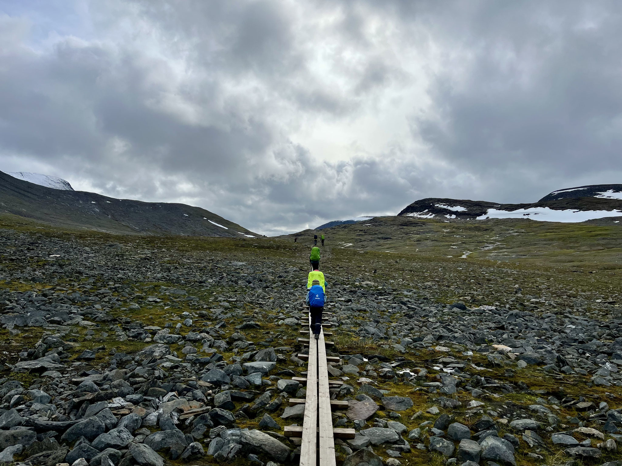 Vor dem Pass halfen zuerst Holzplanken über die Steine